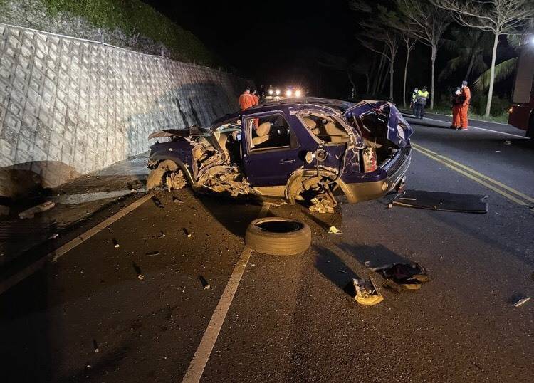 台東今(15日)發生嚴重自撞車禍,造成1死4傷。(台東縣消防局提供)