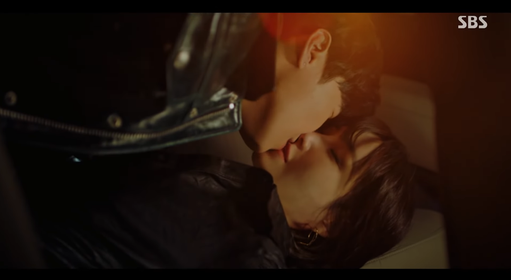 《Penthouse上流戰爭》第二季中朴殷碩（左）替李智雅人工呼吸，看起來卻像在拍吻戲。（翻攝自SBS畫面）