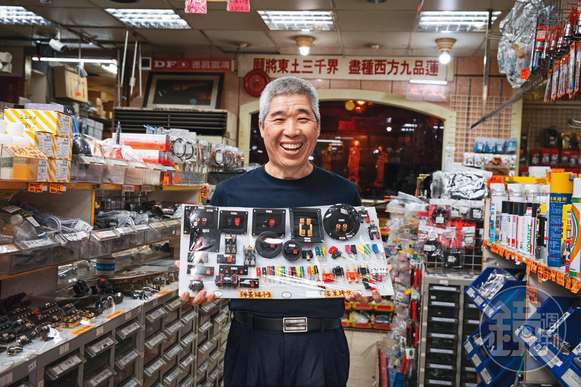 中華路電子零件老店德昌富鴻最資深的員工吳祥光。