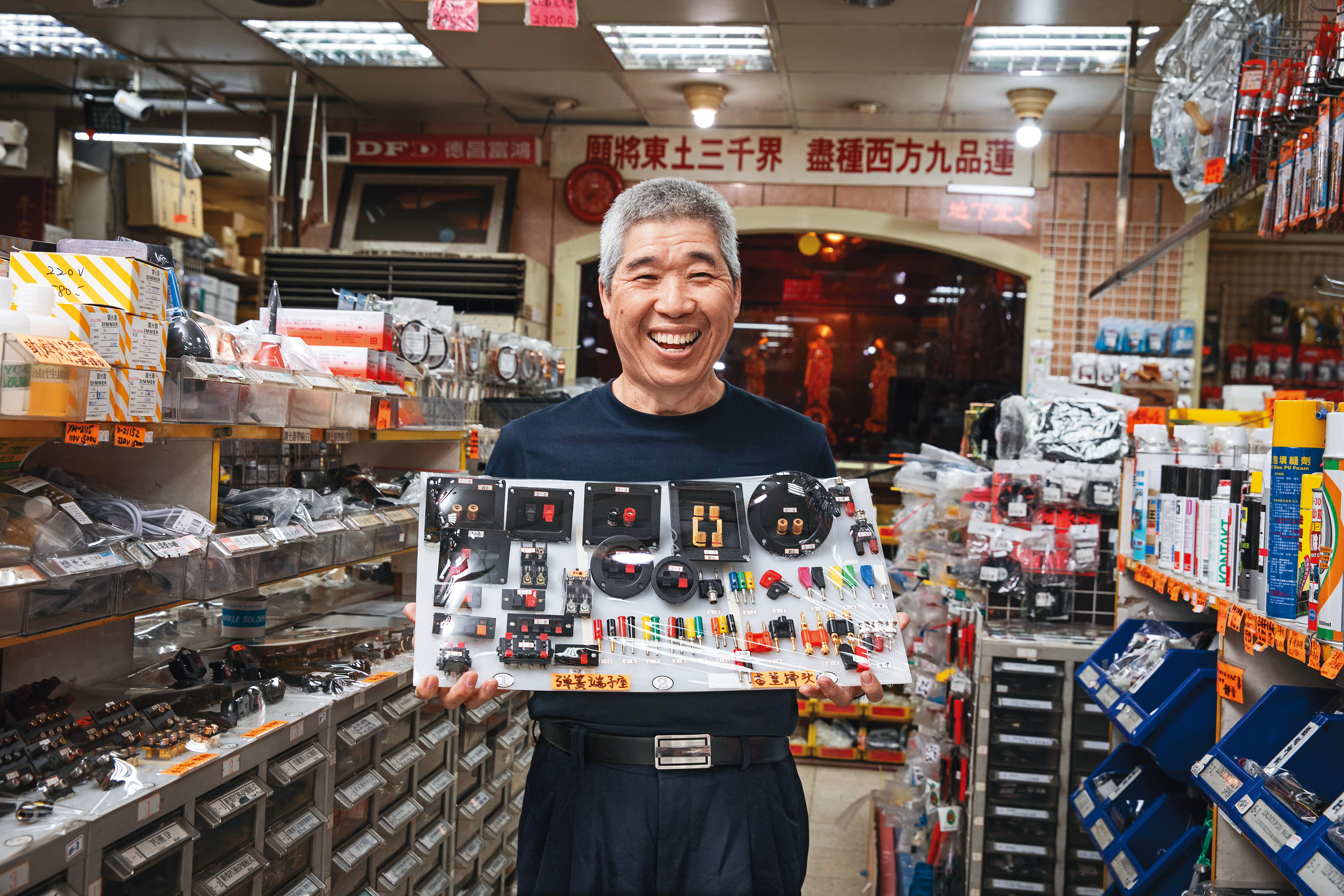 中華路電子零件老店德昌富鴻最資深的員工吳祥光。