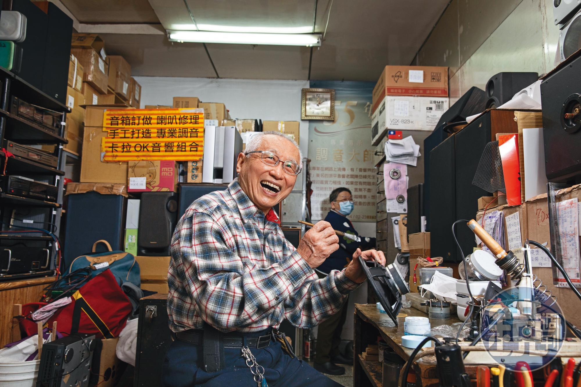 浙平音響2代陳岳鋒，有「最會修喇叭的男人」稱號。