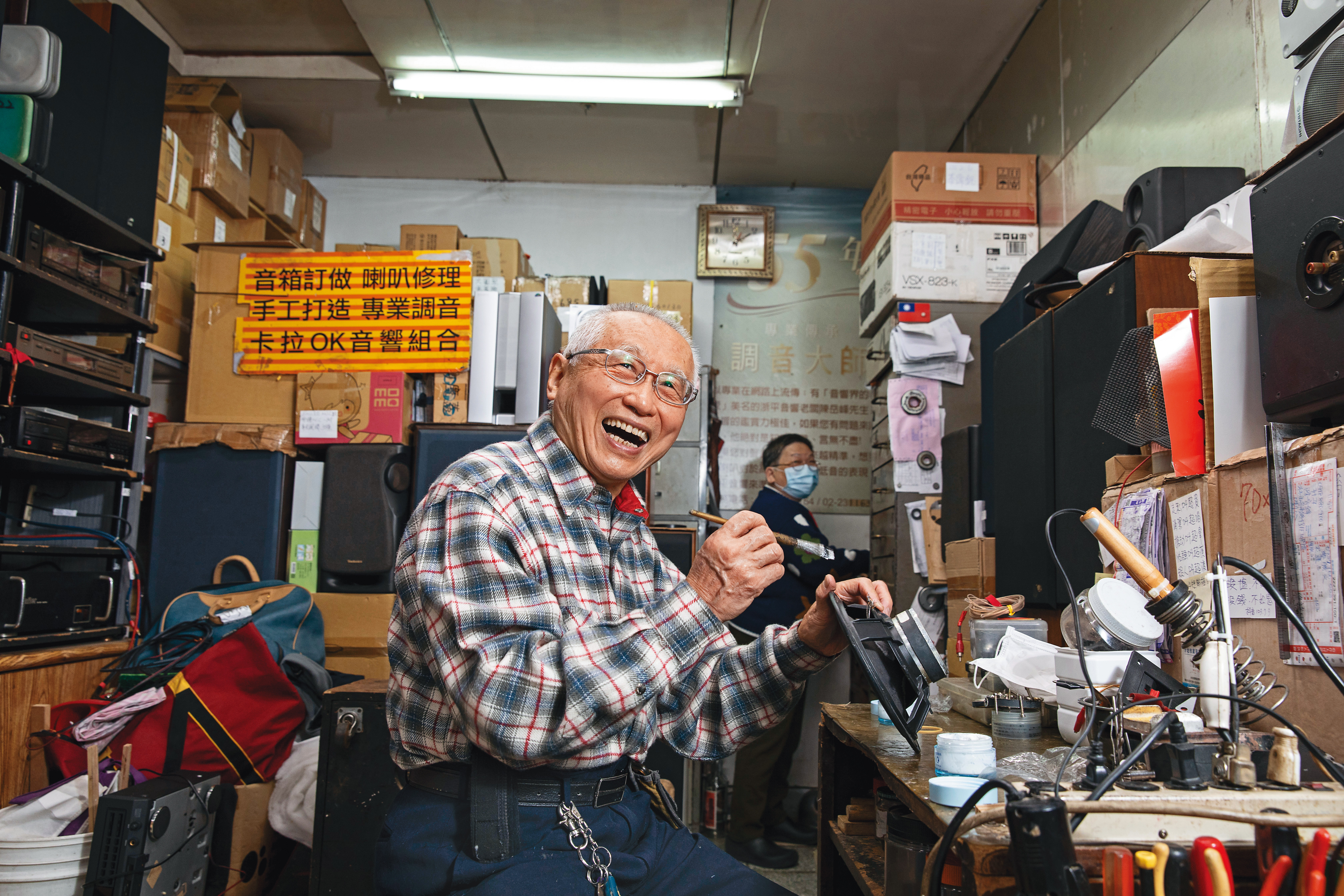 浙平音響2代陳岳鋒,有「最會修喇叭的男人」稱號。