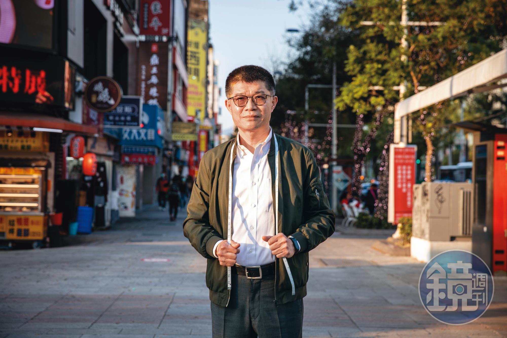 成功高中白色制服背後設計者——海派西服與制服訂製老闆黃少鴻。