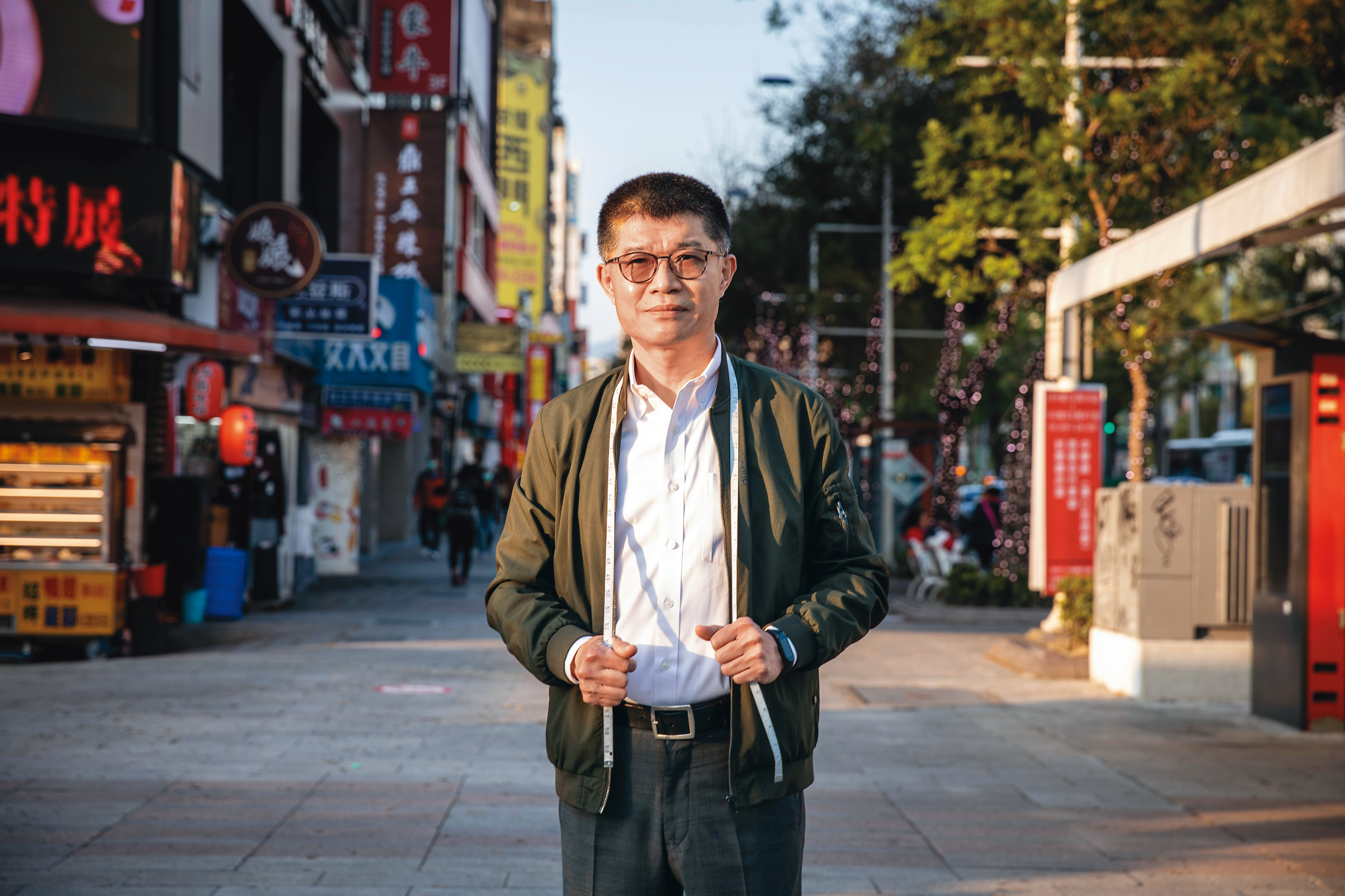 成功高中白色制服背後設計者——海派西服與制服訂製老闆黃少鴻。