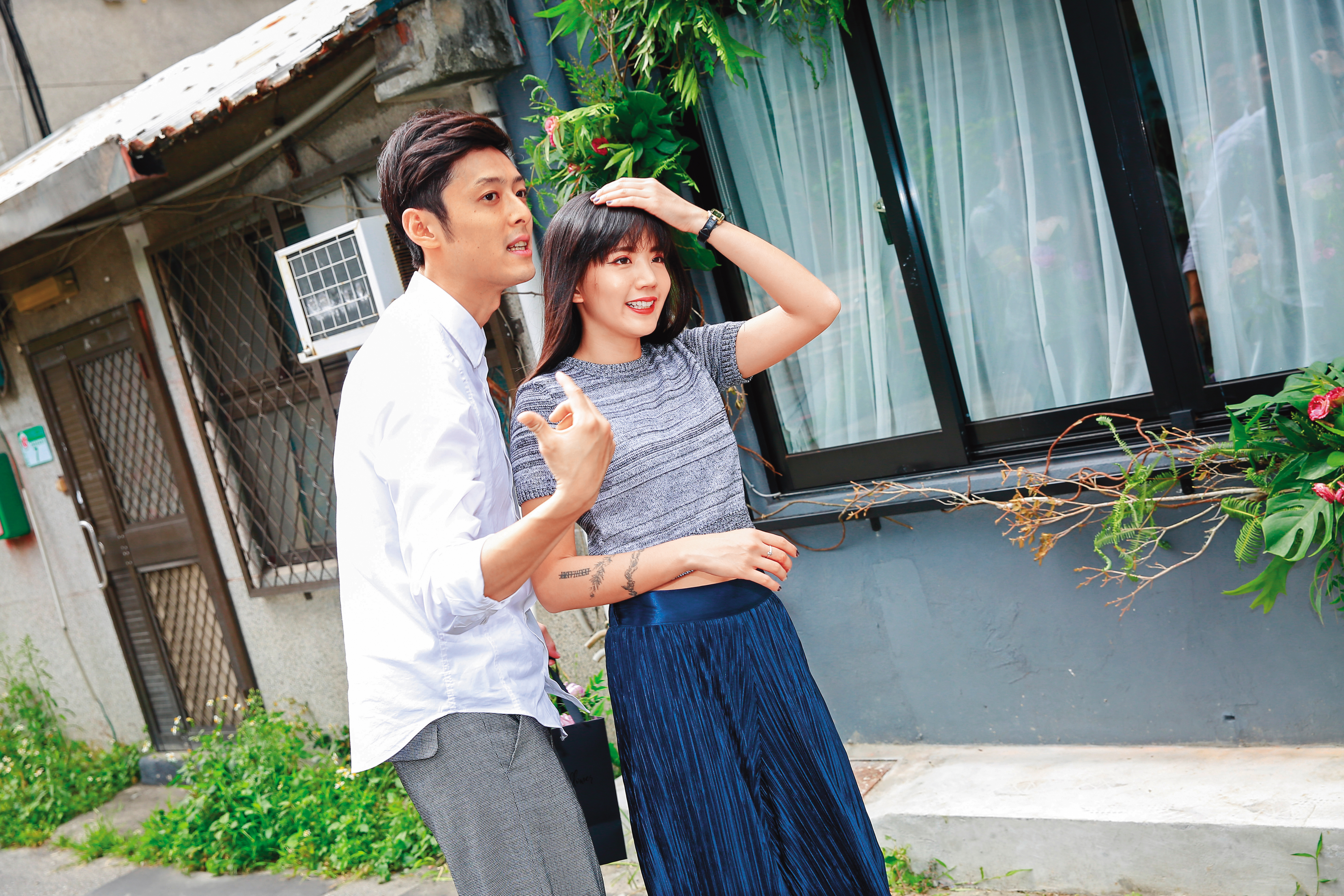 陳艾琳（右）和前MP魔幻力量鼓手阿翔離婚後，認愛《大學生了沒》的班底顏庭笙（左），2019年宣布懷孕並登記結婚。