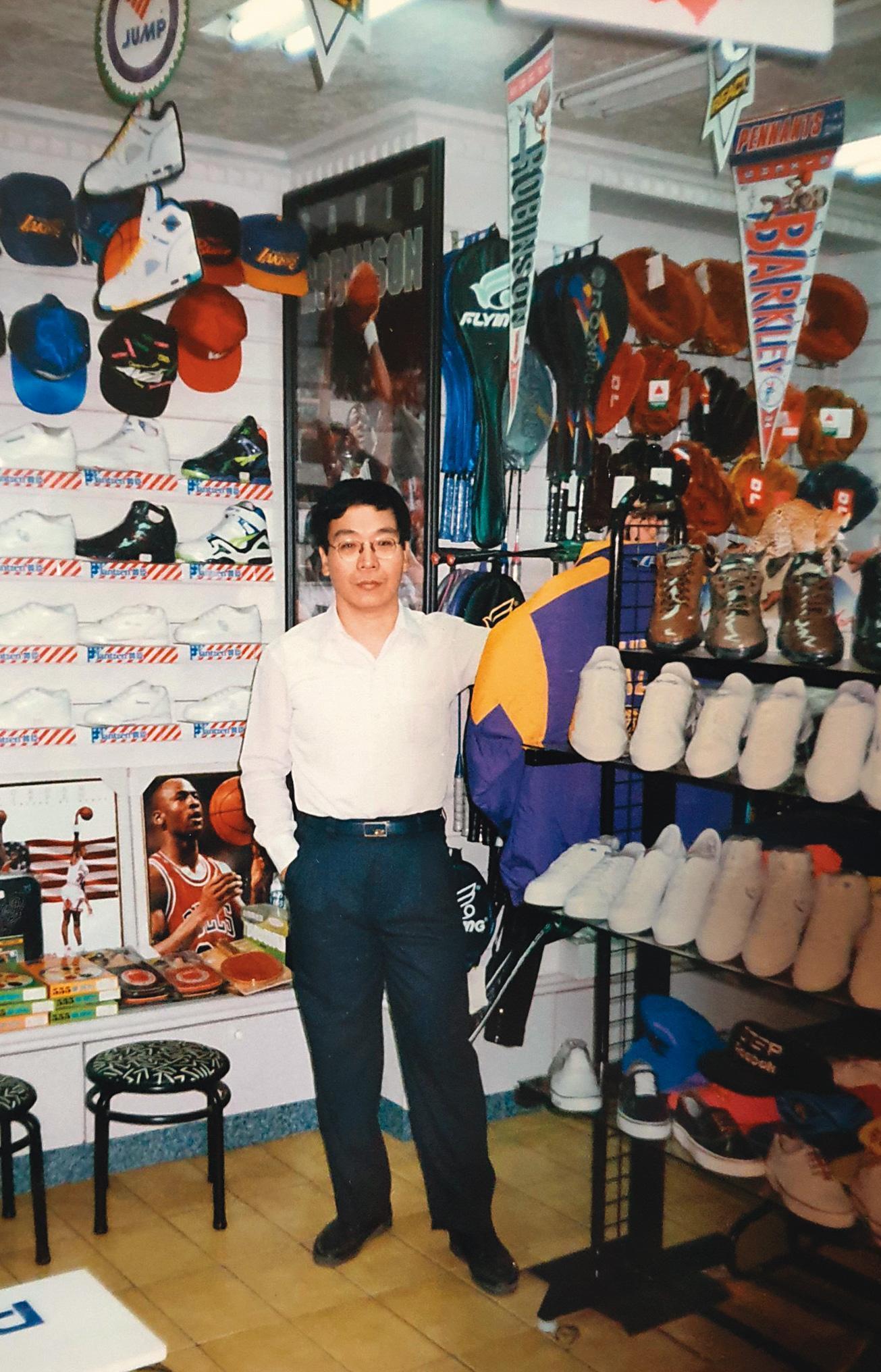 中華商場第1代住戶王安平，開過雜貨店、麵店及運動鞋店等。（王安平提供）