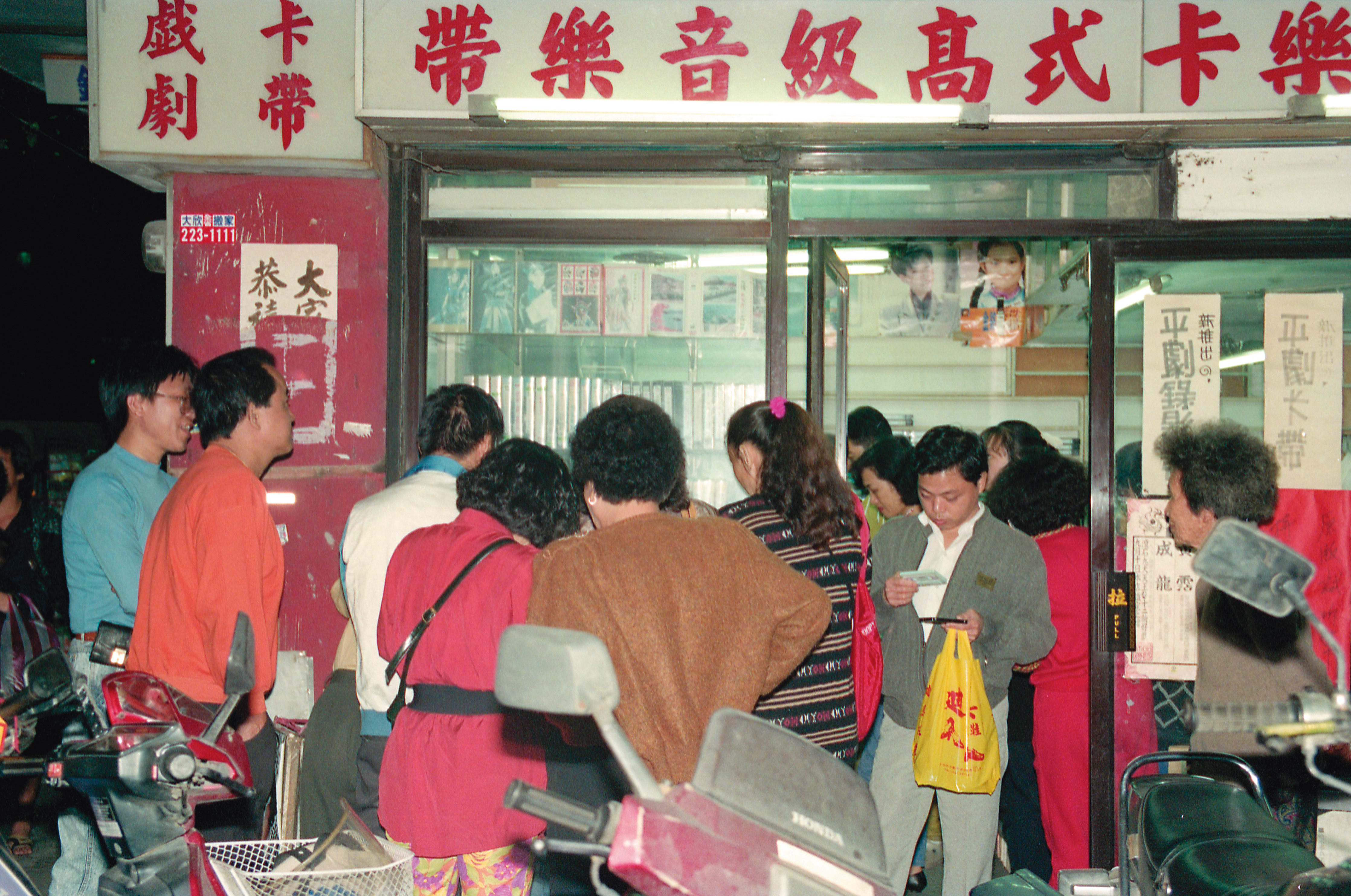 中華商場拆除前夕,唱片行大拍賣,湧進許多人潮。(聯合知識庫)