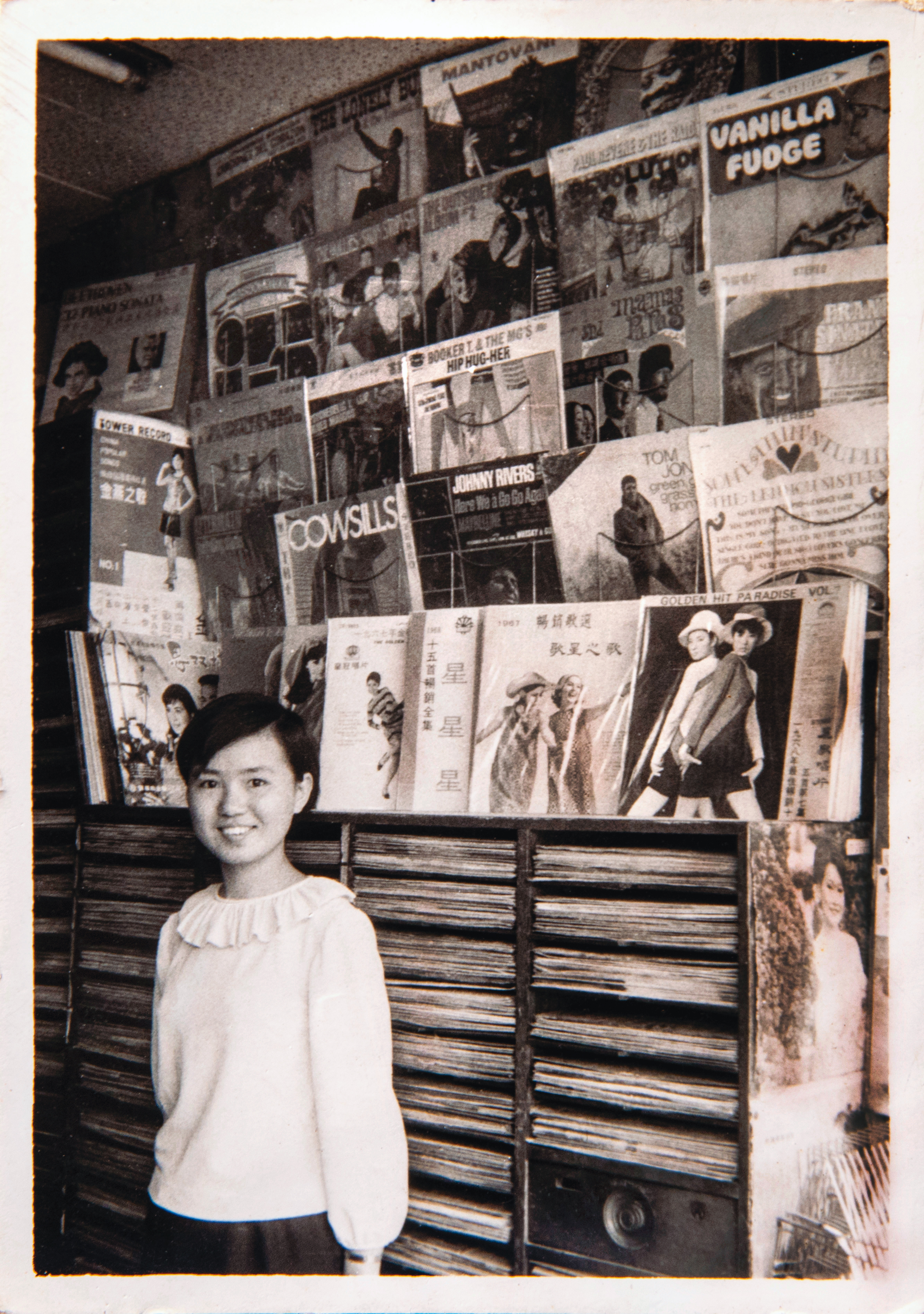 1960年代末,王雲梅與當年流行唱片(電塔唱片《金燕之歌》、迷幻搖滾Vanilla Fudge、恆春民謠思双枝、麗歌唱片冠軍歌曲入選等)。(王雲梅提供)
