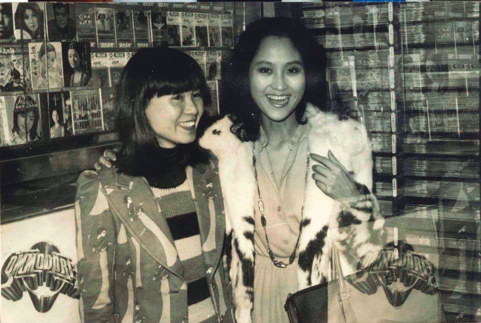 1970年代,王雲梅(左)在新新唱片與玉女歌星尤雅(右)。(王雲梅提供)