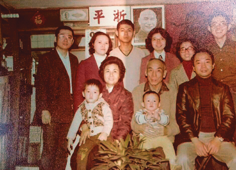 1980年浙平全家福,陳花門(前排中)、陳岳鋒(後排左1)、鮑麗華(後排左2),浙平是陳花門的家鄉浙江平陽的簡寫。(浙平音響提供)
