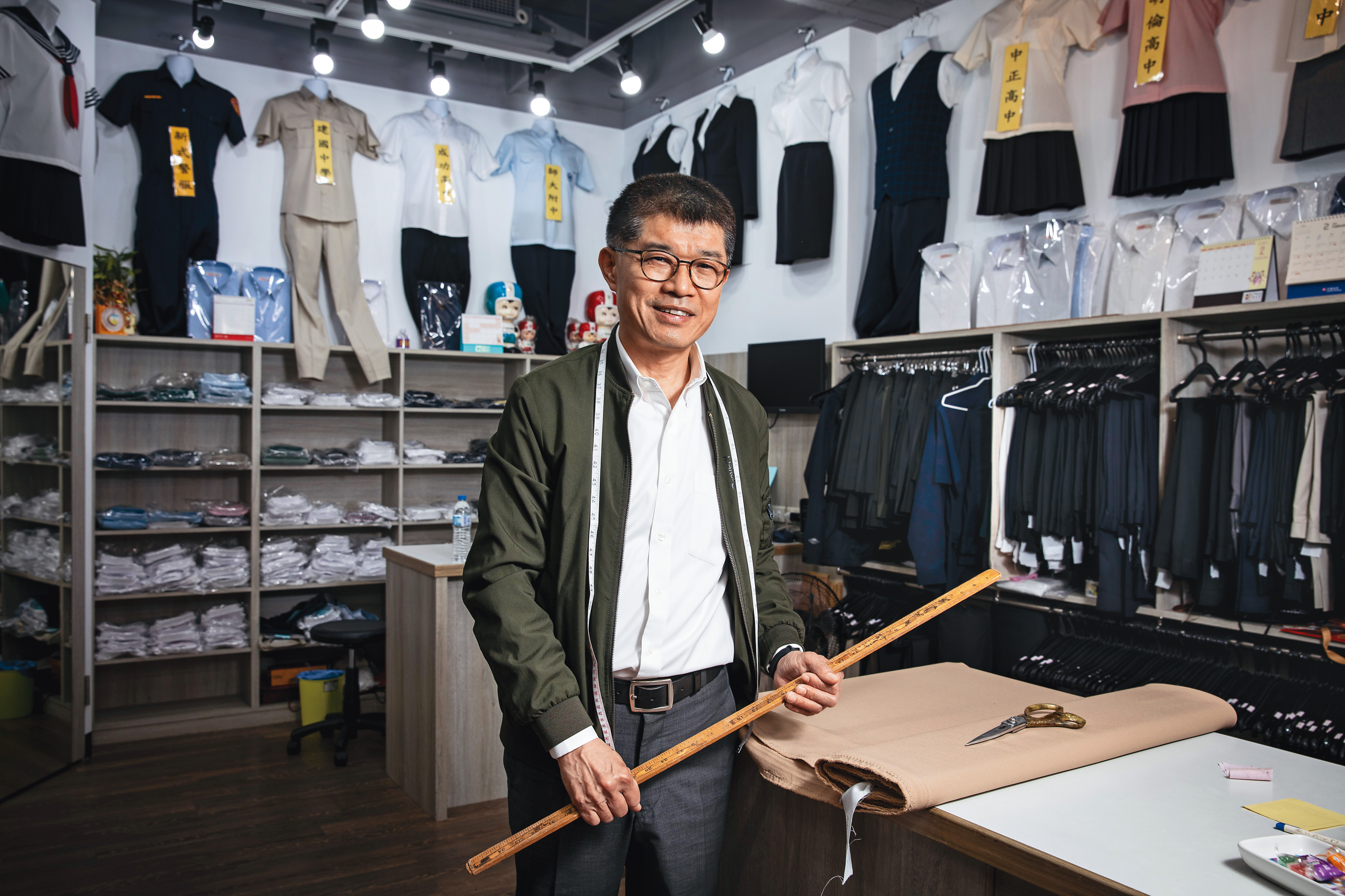 訂製服的成敗在量身，黃少鴻的功夫，早年在中華商場跟學長、打版師傅學的，中華商場也是黃少鴻事業的起點，以前找他做制服的學生，現在找他做醫師白袍。