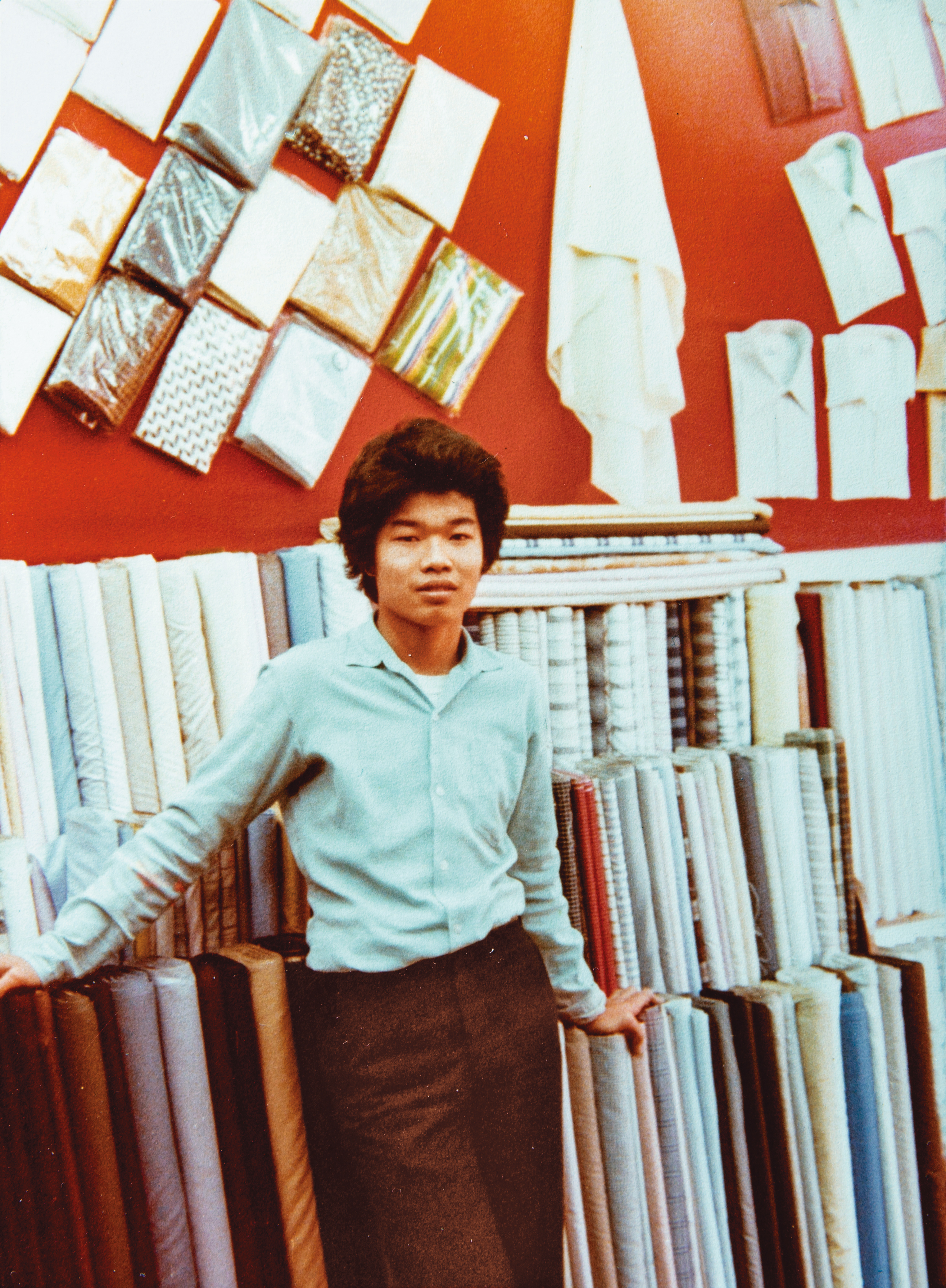 1980年代成衣業還不發達,訂製西服是主流,圖為黃少鴻在店內留影。(黃少鴻提供)
