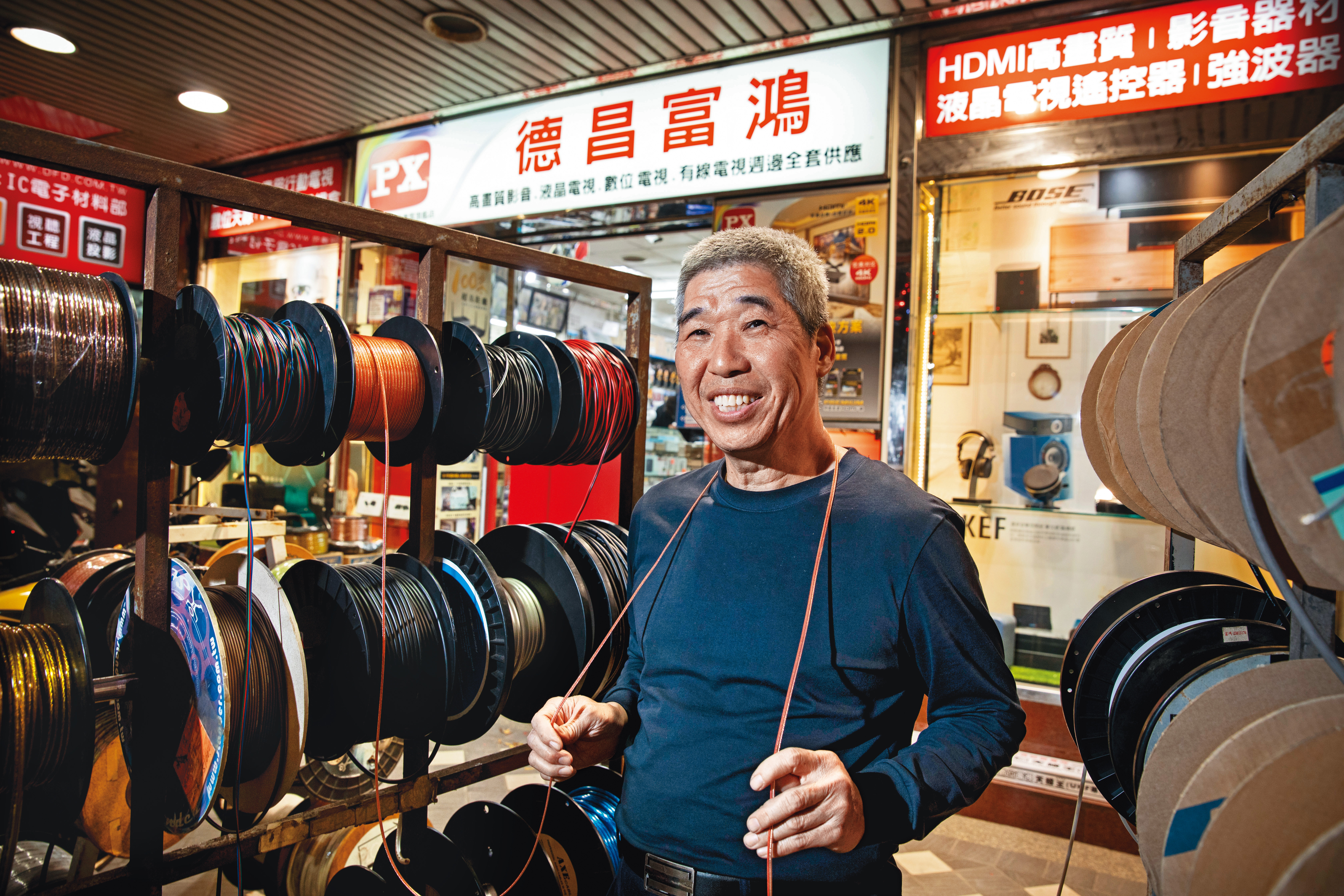 電子零件通吳祥光，平日仍坐鎮德昌富鴻電子門市，也是週刊忠實讀者。