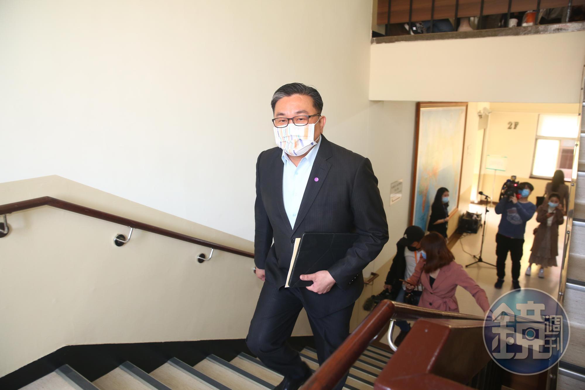 民進黨立委王定宇今（15日）早在立院面對媒體詢間時表示，會停止「分租」顏若芳房子，另外也認了「誤觸」財產申報。