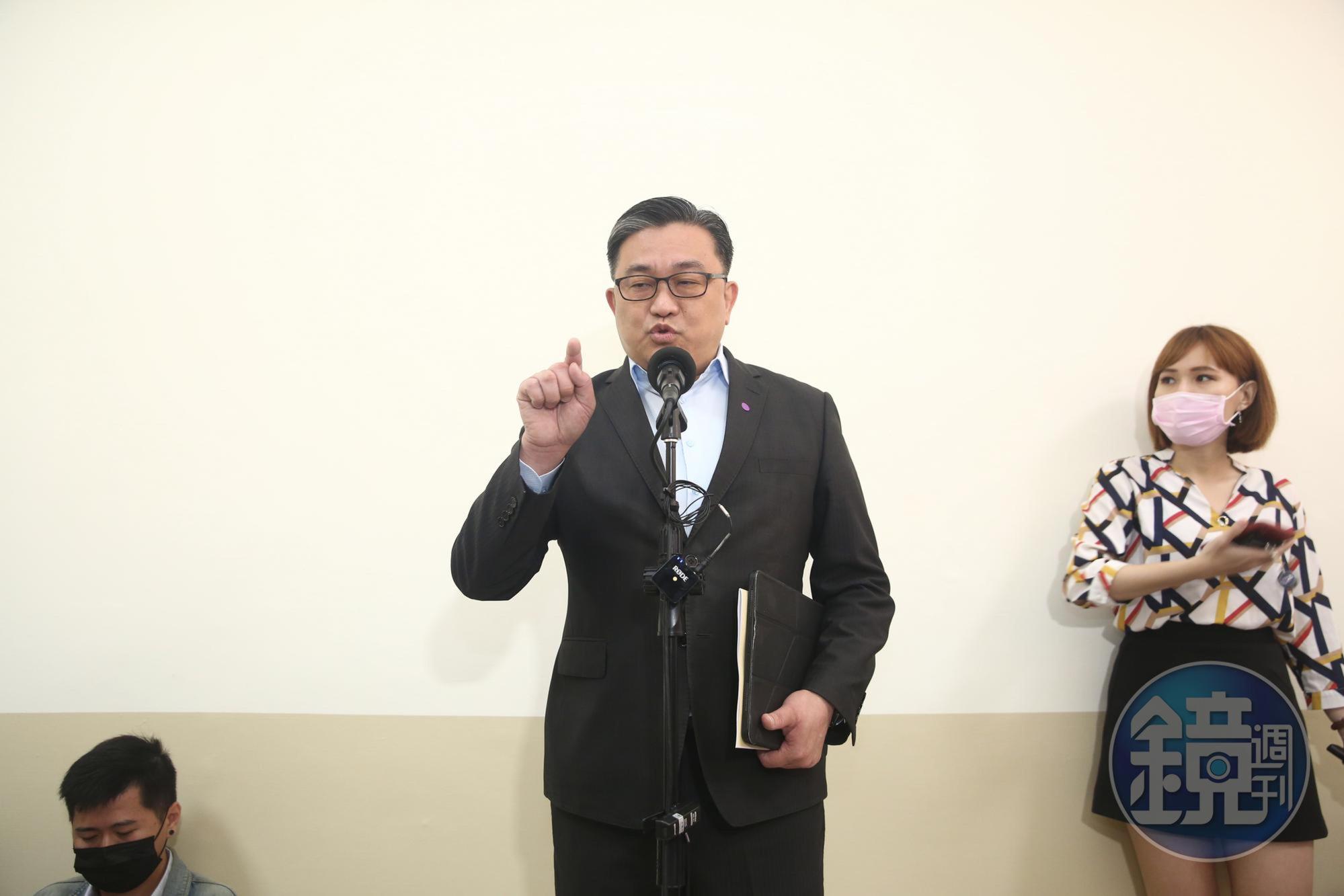 王定宇被記者問到有沒有跟顏若芳談過,他反問記者「你最近有跟你媽聯絡嗎?」(報系資料照)