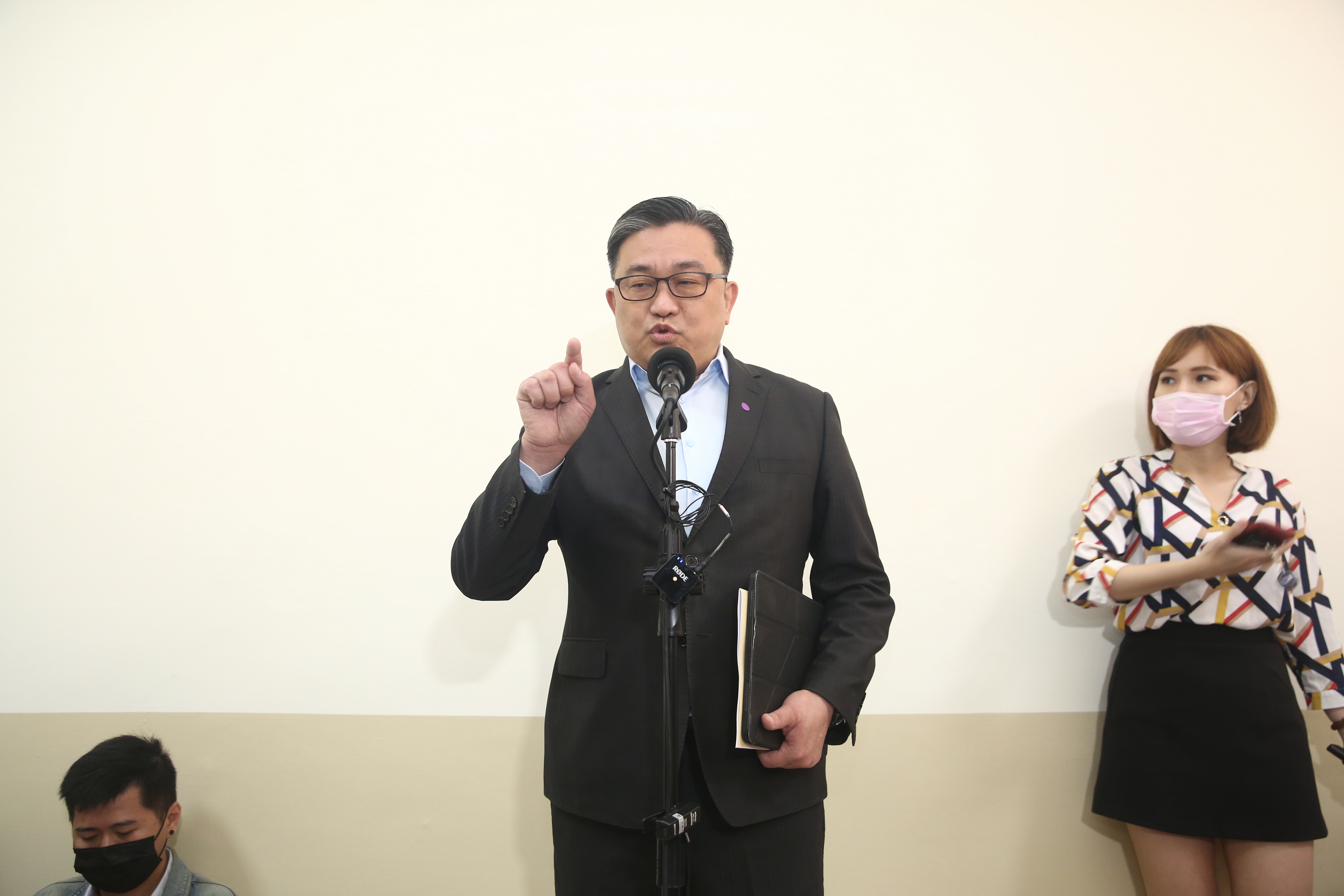 王定宇捲入桃色風暴，今（15日）現身立法院受訪。