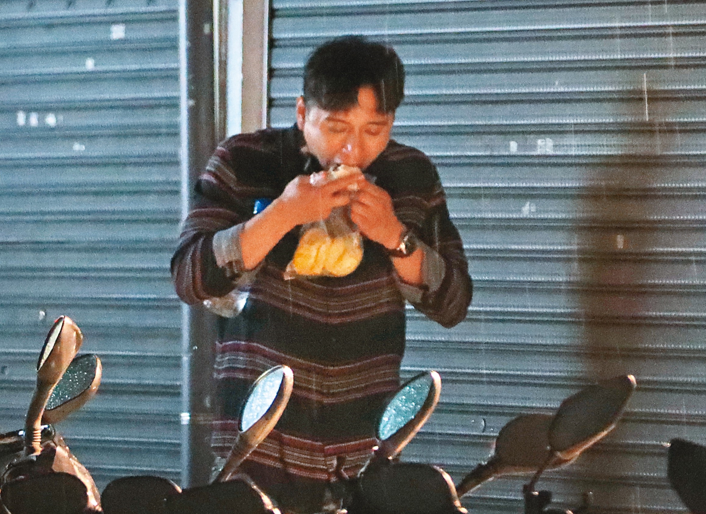 01：08 才剛離開店鋪沒多遠，鄭人碩就迫不及待站在騎樓下嗑水煎包。
