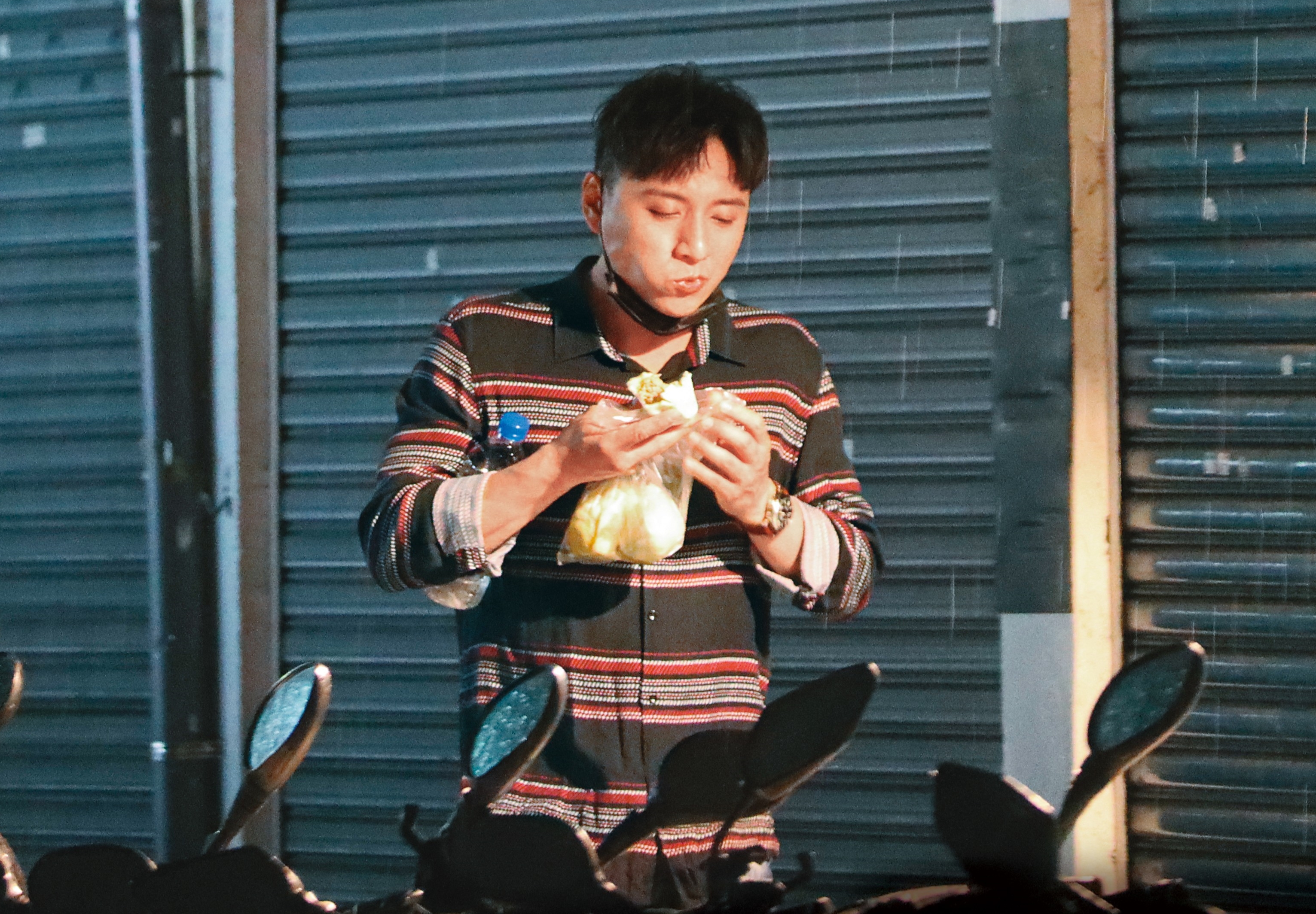 2/27 01：09 大口澱粉吞下肚，這時的鄭人碩才終於有了飽足感。