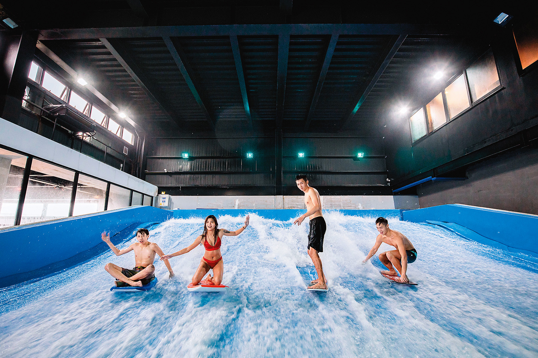 「浪極光Surfing City」是台灣第一座室內衝浪俱樂部。