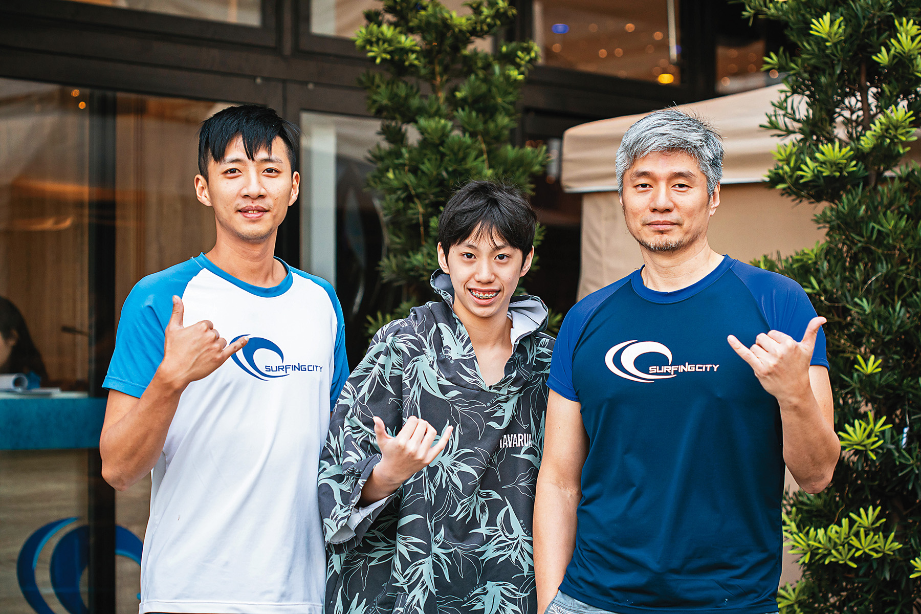 浪極光創辦人威哥（右）與年輕專業的教練群。