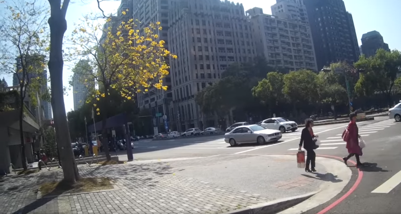 電影《天能》中的「時間鉗形攻勢」場面竟在台中市區真實上演。（翻攝自路上觀察學院臉書）