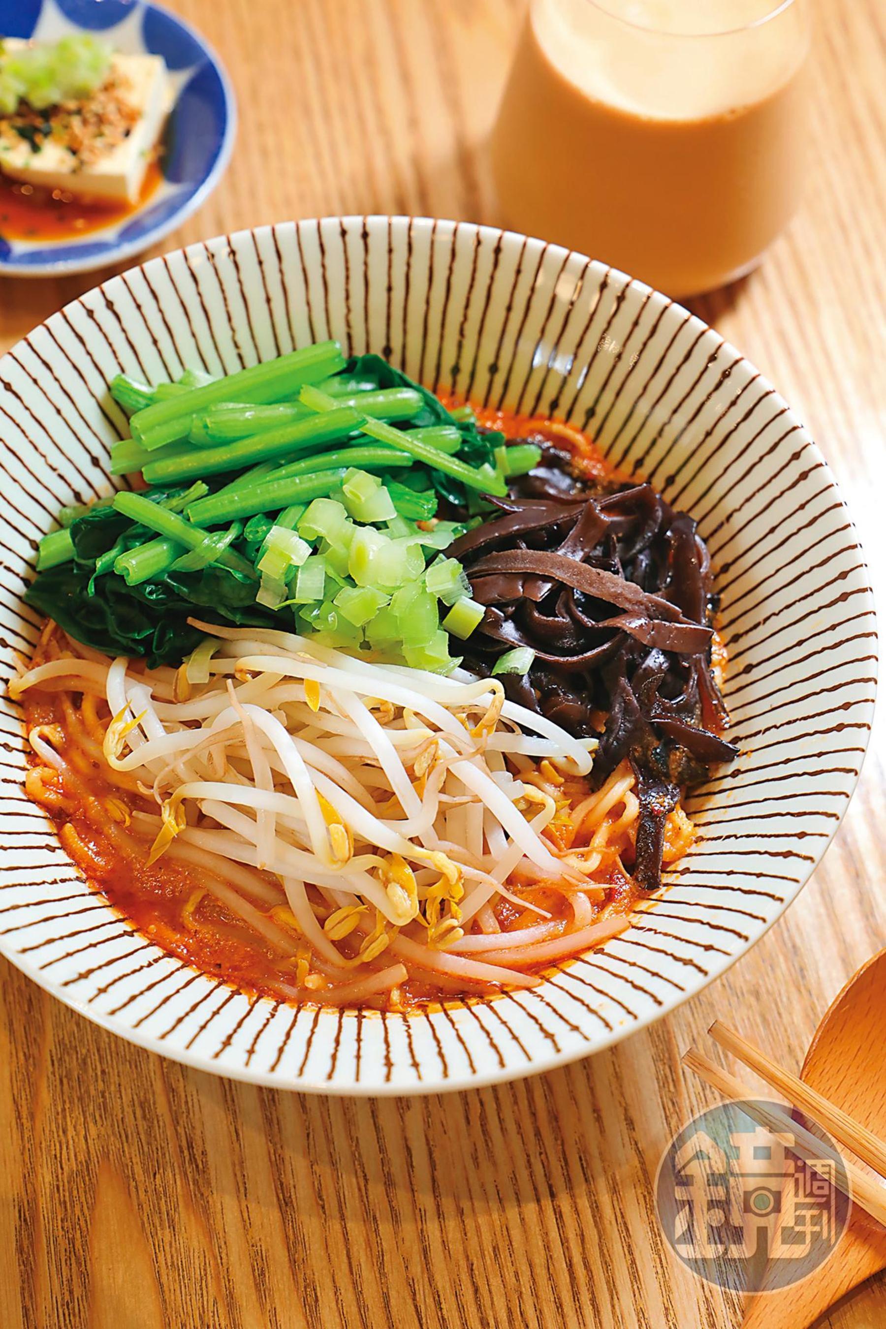 使用胡麻醬搭配昆布味噌湯底製作的素食乾拌「擔擔麵」，相當受到客人喜愛。（120元／份）