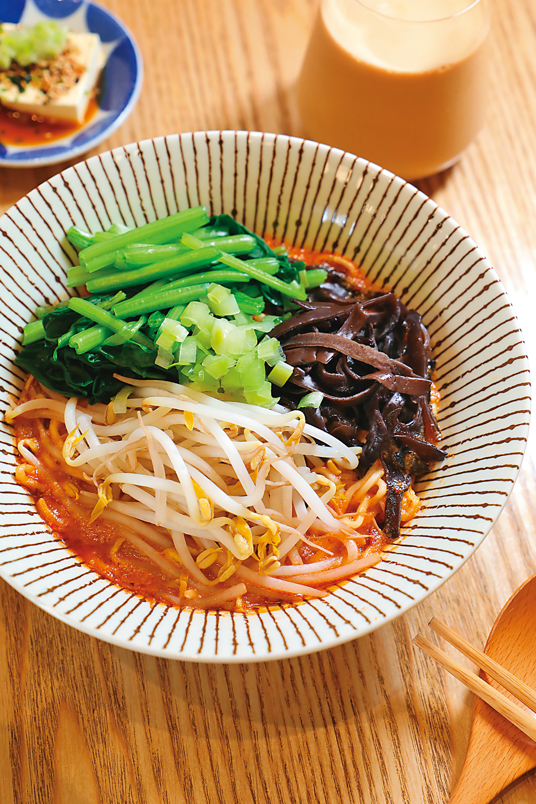 使用胡麻醬搭配昆布味噌湯底製作的素食乾拌「擔擔麵」，相當受到客人喜愛。（120元／份）