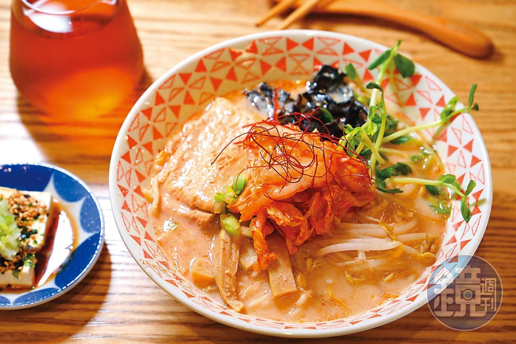 「泡菜豆乳麵」選用有正宗韓式泡菜風味的素泡菜。（160元／份）
