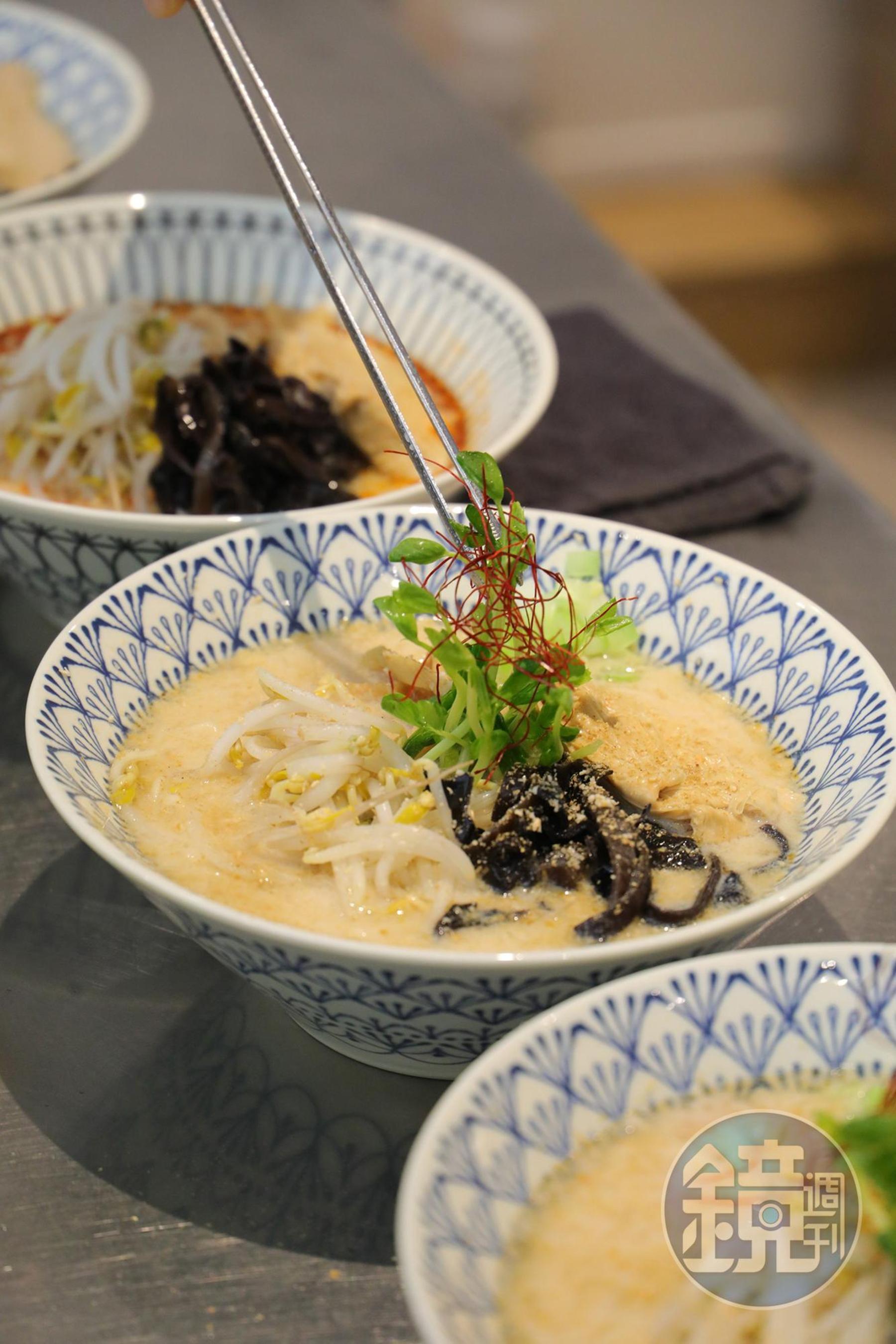 以赤、白味噌搭配豆漿調製的「原味豆乳麵」，讓人吃不出是素食料理。（140元／份）