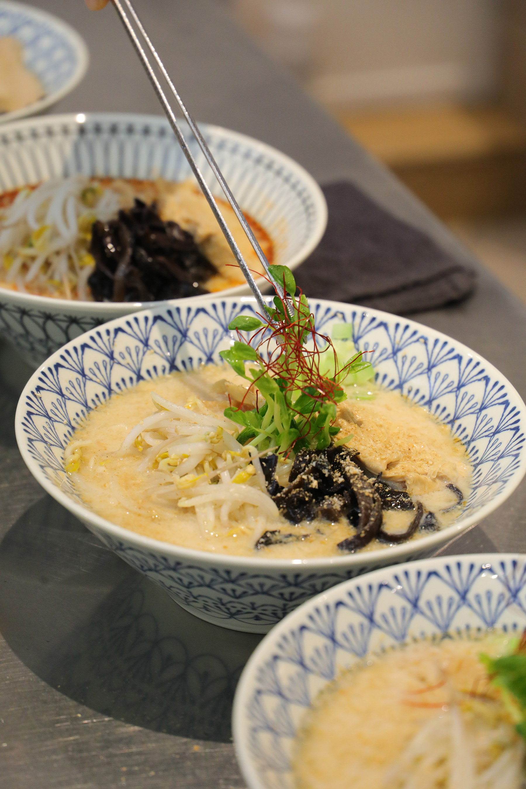 以赤、白味噌搭配豆漿調製的「原味豆乳麵」，讓人吃不出是素食料理。（140元／份）