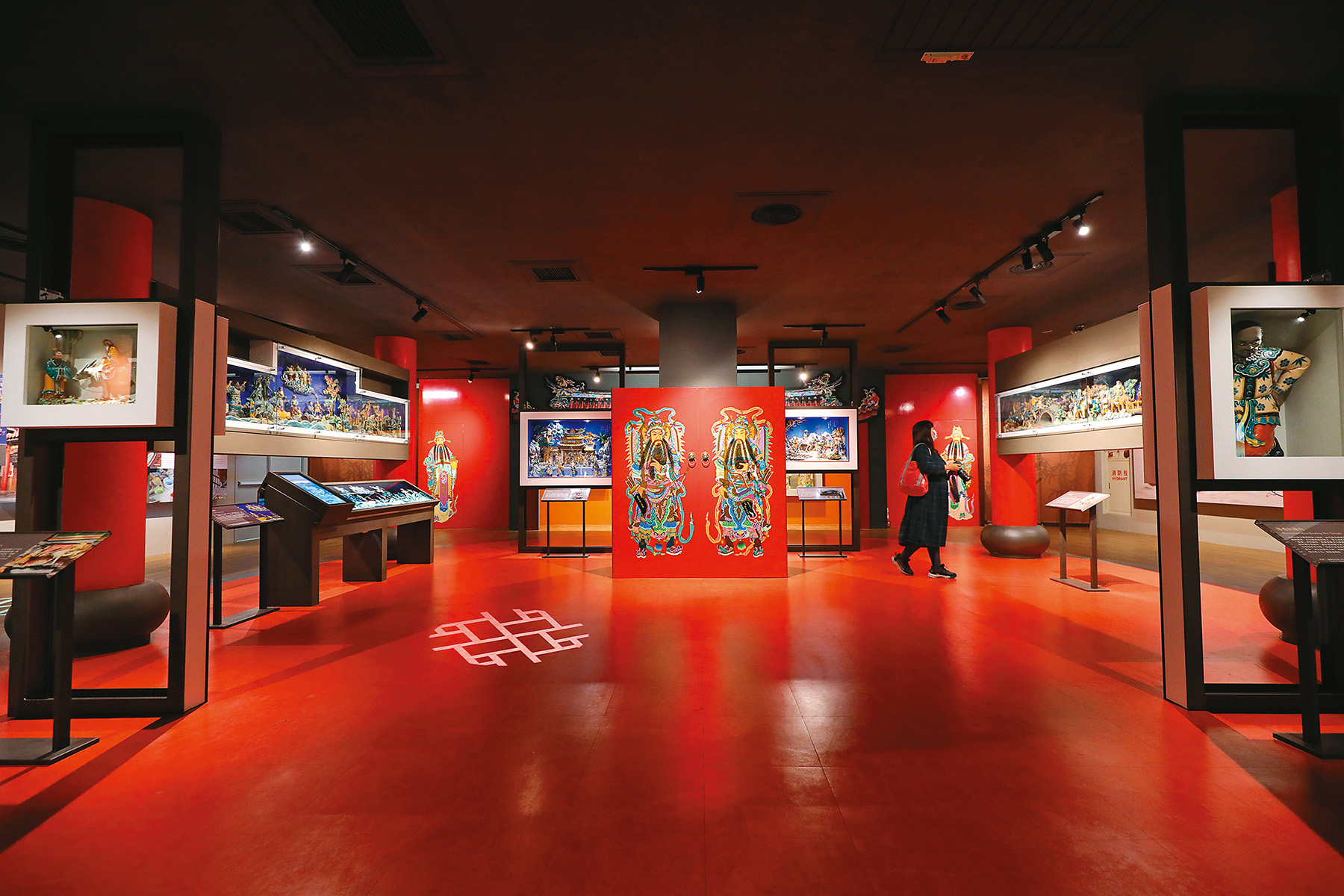 「嘉義市立博物館」1樓展示以交趾陶做成的嘉義意象。