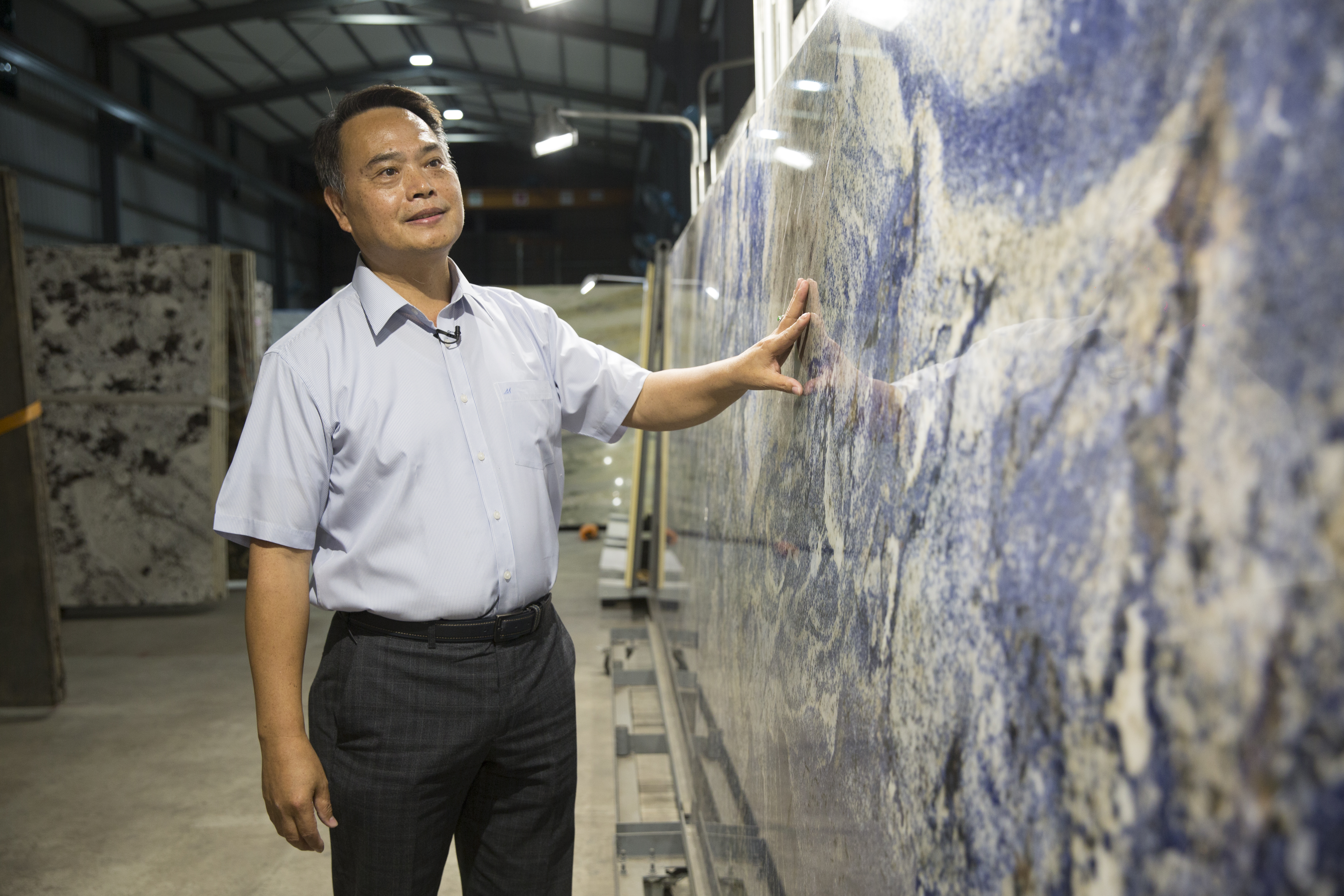 張泰西原本對石材一竅不通，為了熟悉石材，住到石材加工廠4個月，進步突飛猛進。