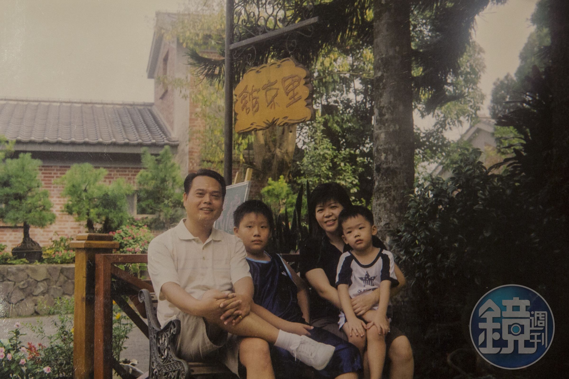 張泰西（左1）不捨太太獨自創業又要照顧小孩，提前退伍加入高得，幫忙太太經營。（高得提供）