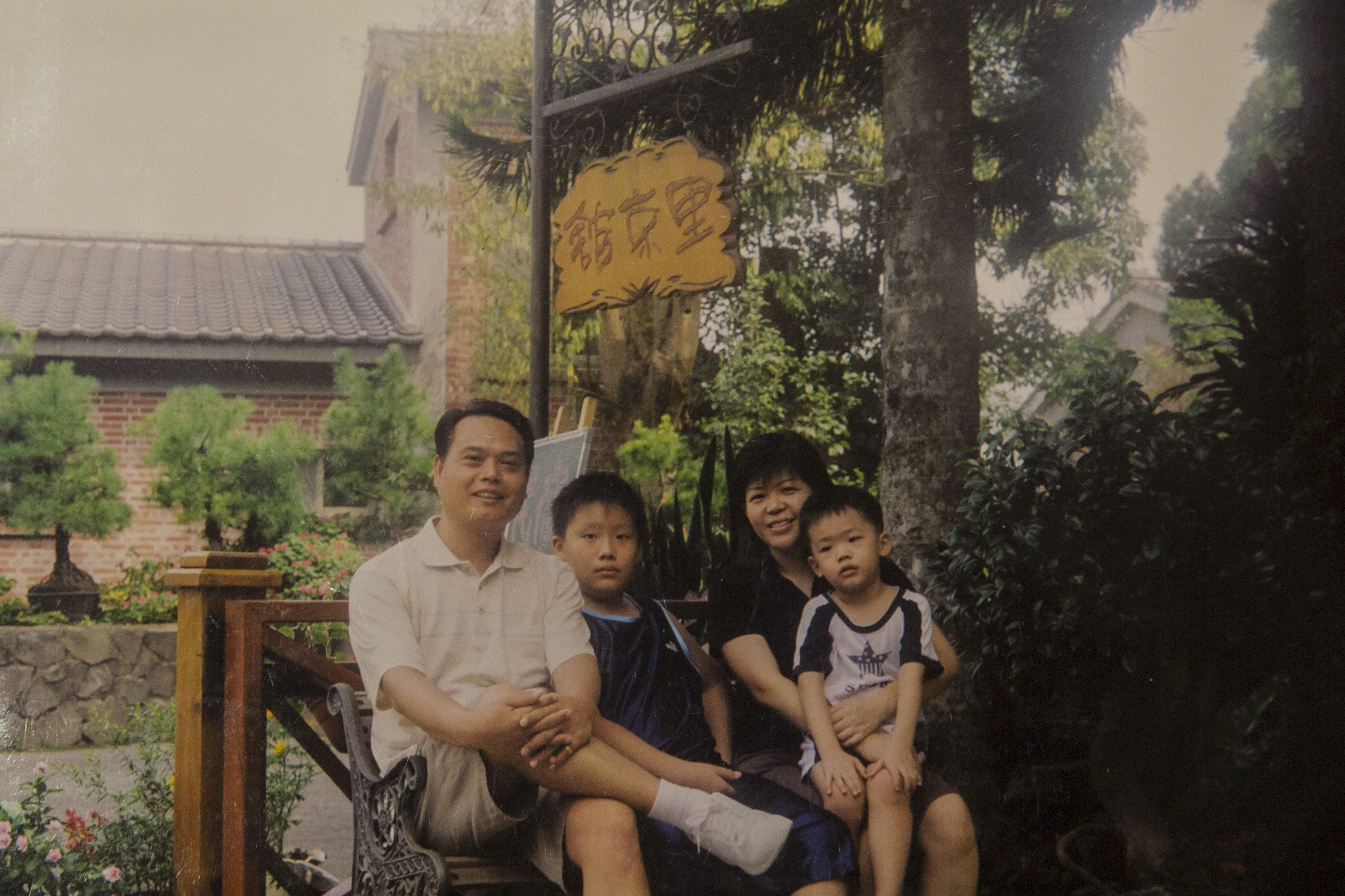 張泰西（左1）不捨太太獨自創業又要照顧小孩，提前退伍加入高得，幫忙太太經營。（高得提供）