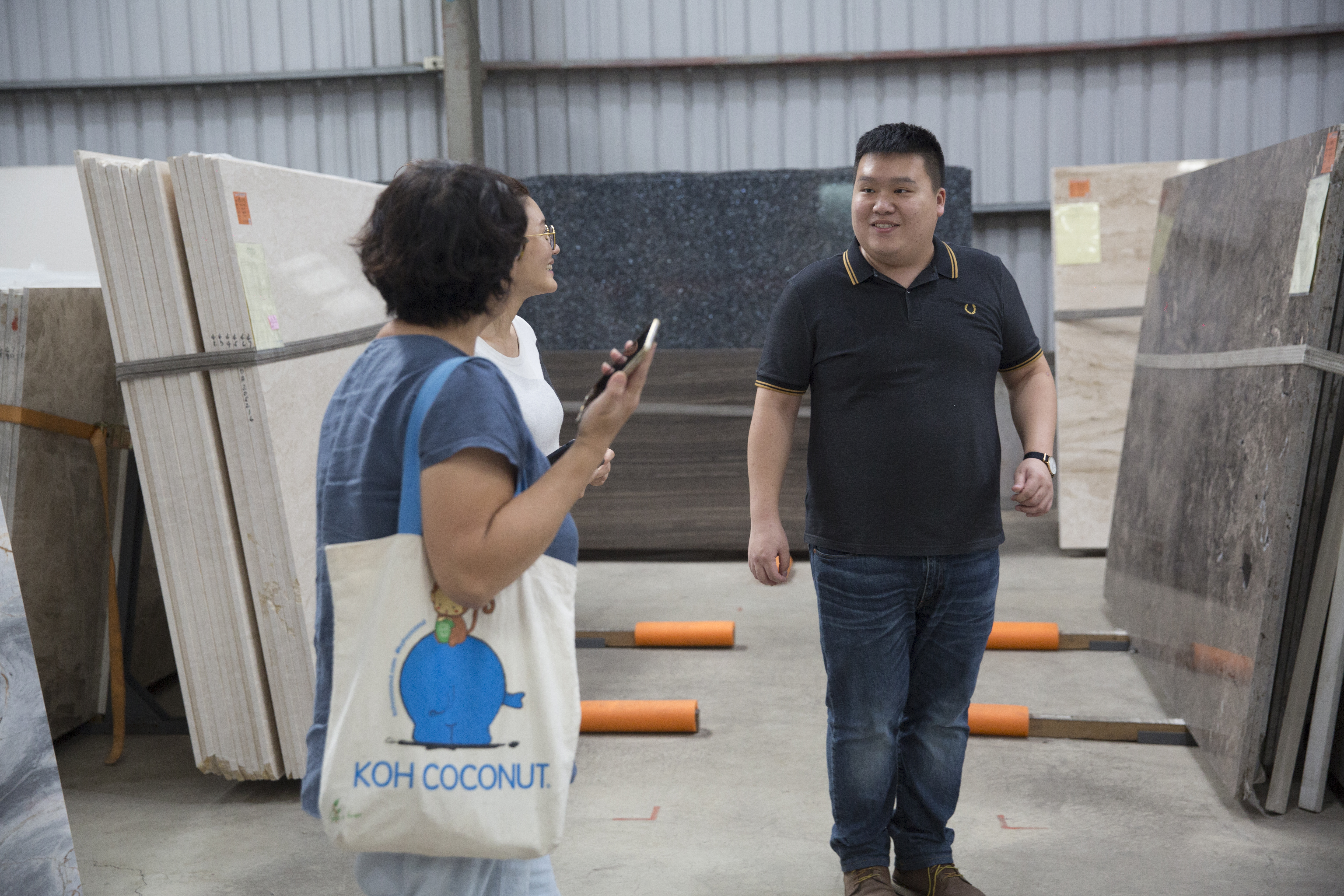 張敬偉（右）從小跟著父母在石頭堆裡長大，現也回家幫忙。