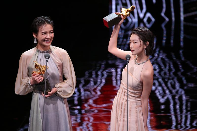 2016年馬思純（左）與周冬雨同獲金馬影后，過往兩人曾常在微博「打情罵俏」，但近年少見互動。（本刊資料照）