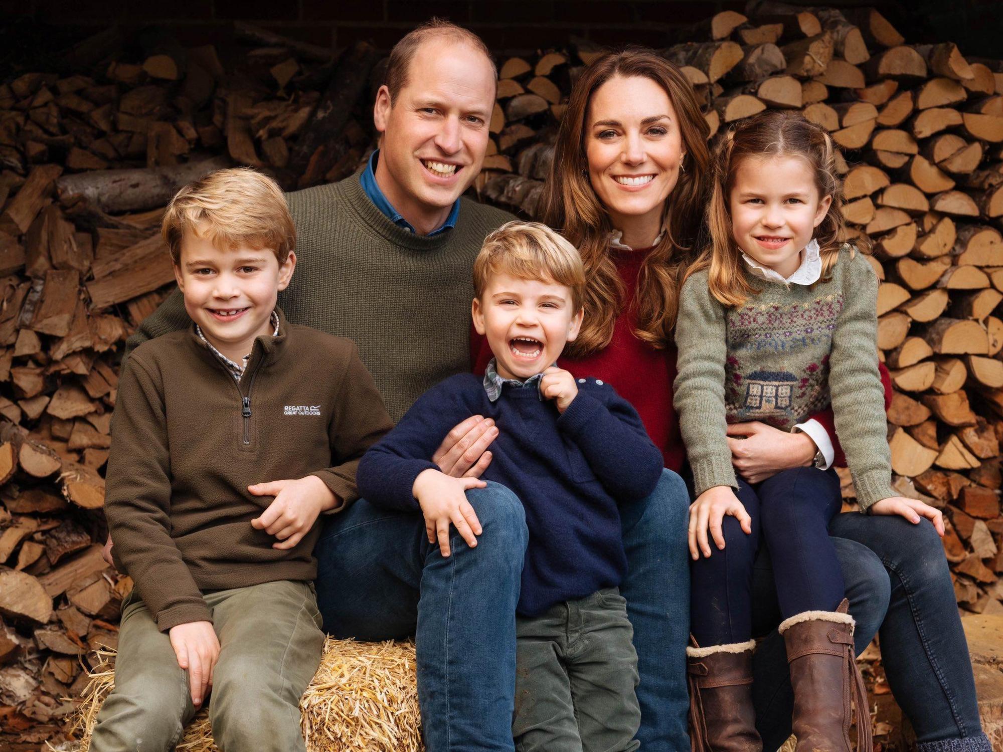 威廉王子與凱特王妃一家五口和樂融融。（翻攝KensingtonRoyal推特）