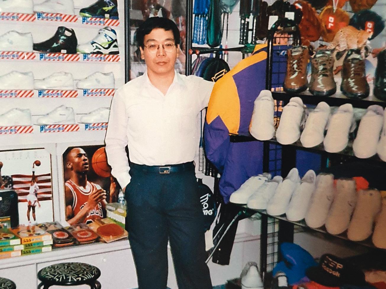 1993年，從中華商場搬出後，鮮少拍照的王安平在新的運動鞋店面留影。（王安平提供）