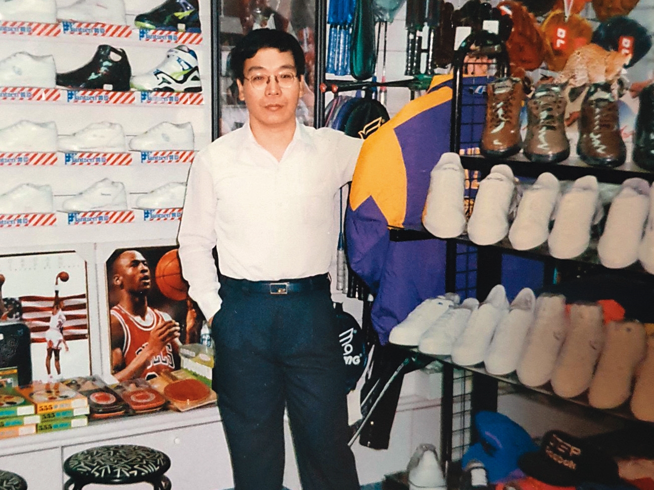1993年，從中華商場搬出後，鮮少拍照的王安平在新的運動鞋店面留影。（王安平提供）