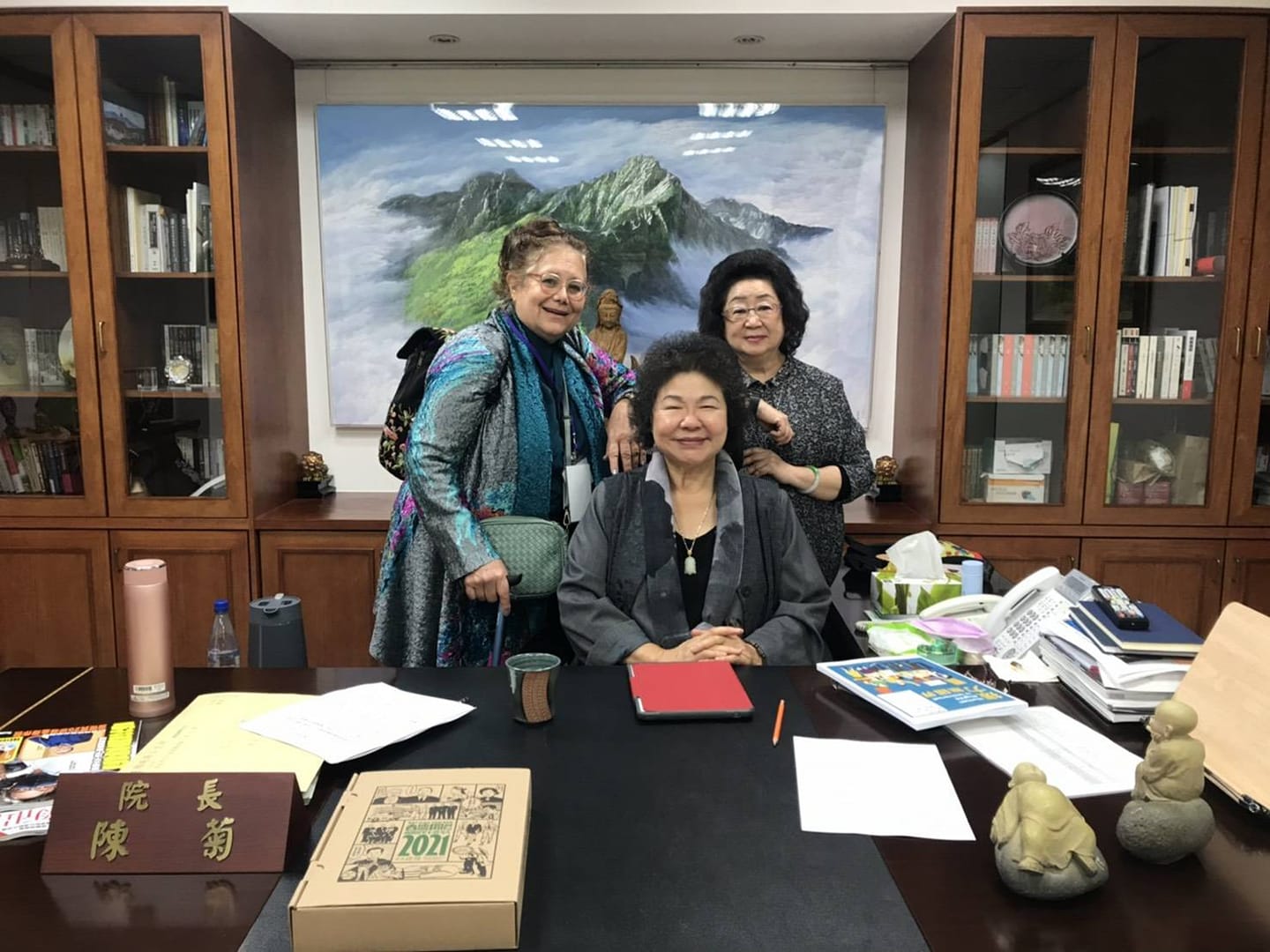 去年12月10日艾琳達曾到監察院拜會院長陳菊，並與其合影留念。（翻攝艾琳達臉書）