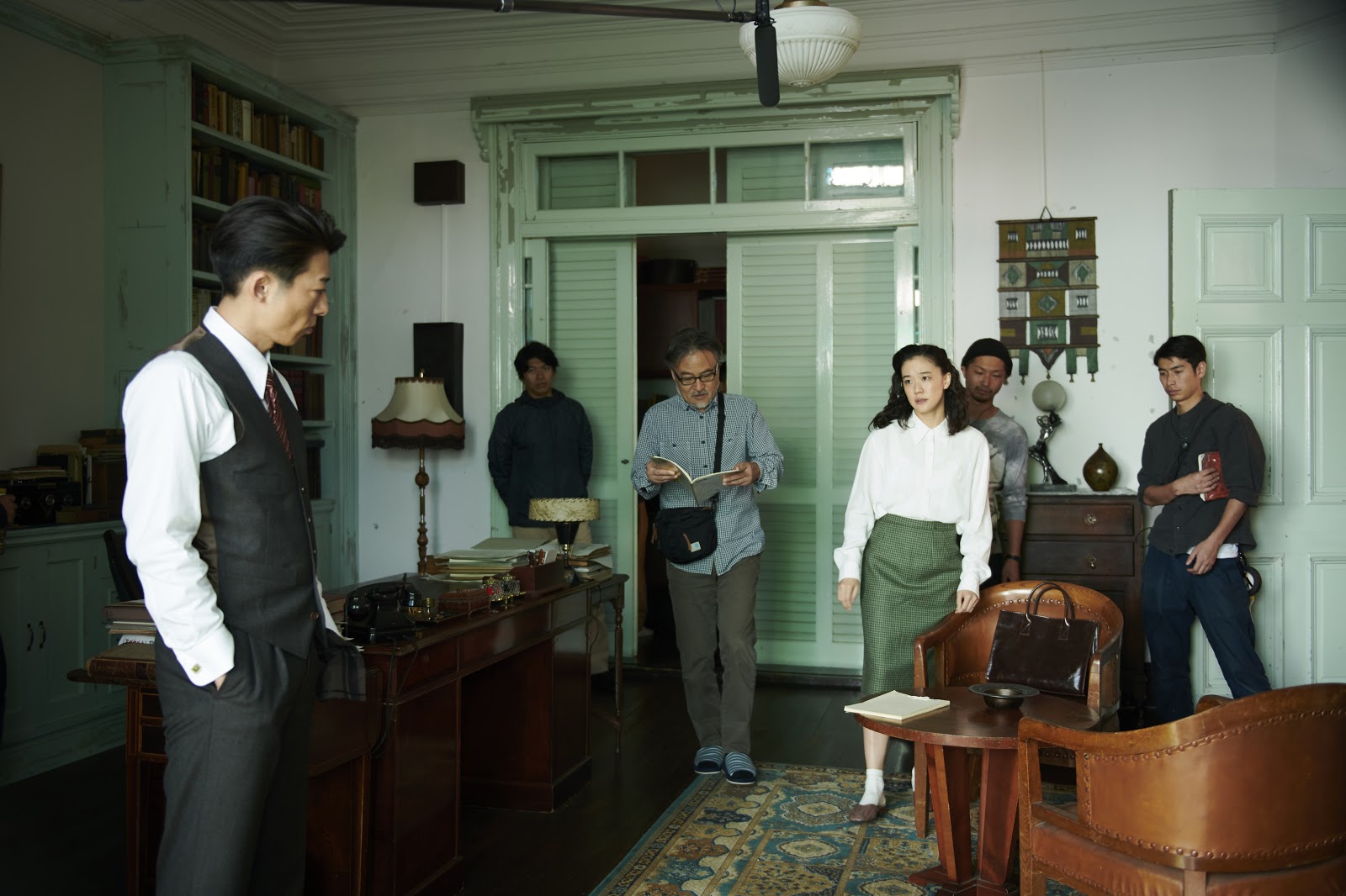 黑澤清（中）執導的《間諜之妻》以日本神戶為故事舞台，幾乎全片都是在實景進行拍攝。（可樂電影提供）