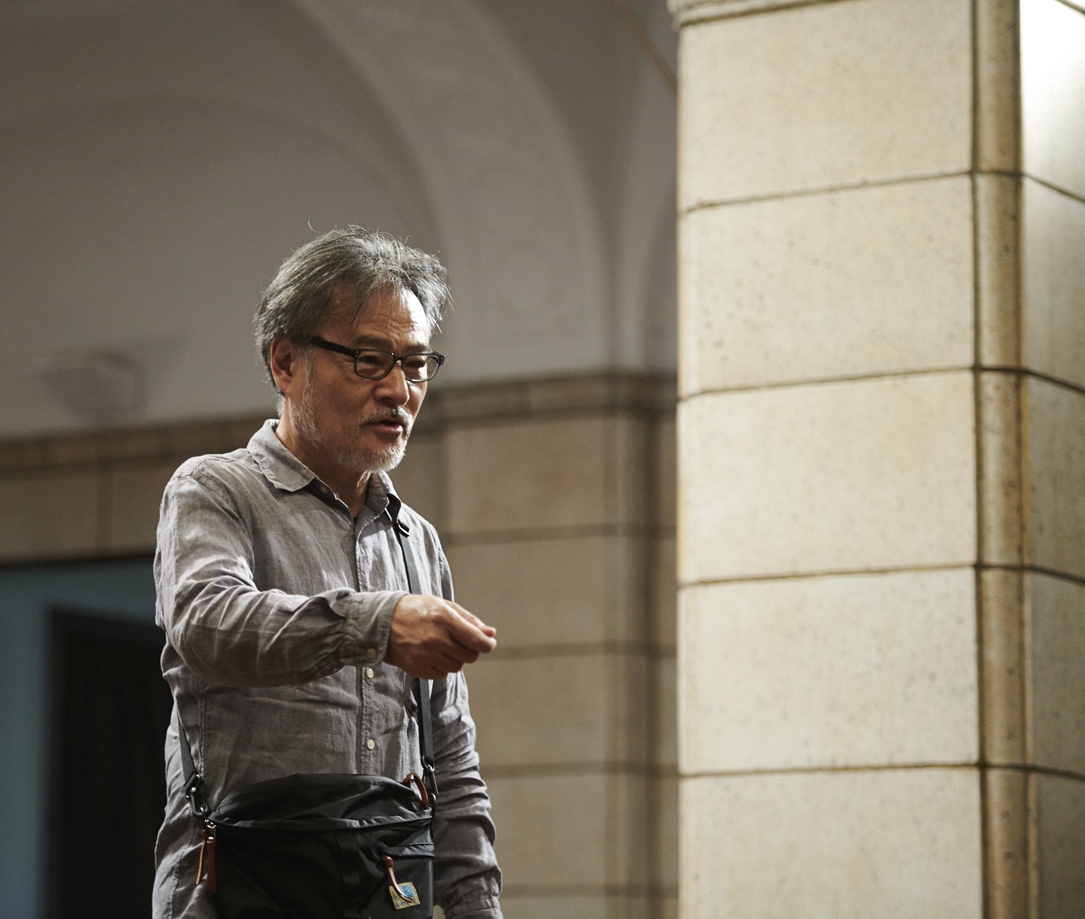 黑澤清首次挑戰時代劇作品《間諜之妻》,更親自拍攝劇中揭露日軍的影片。(可樂電影提供)