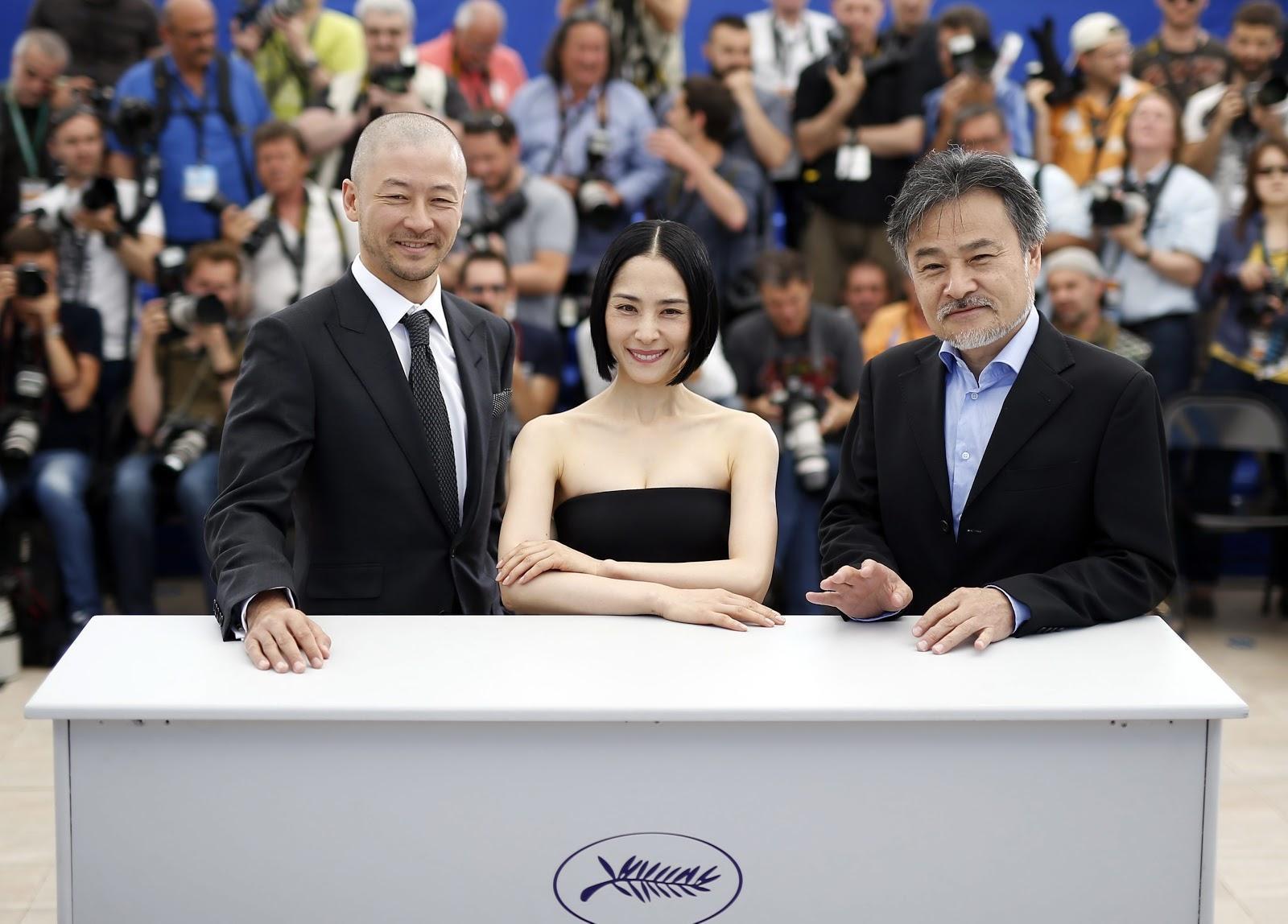 黑澤清(右)執導、淺野忠信(左)與深津繪里主演的《岸邊之旅》2015年在坎城影展獲一種注目單元最佳導演獎。(東方IC)