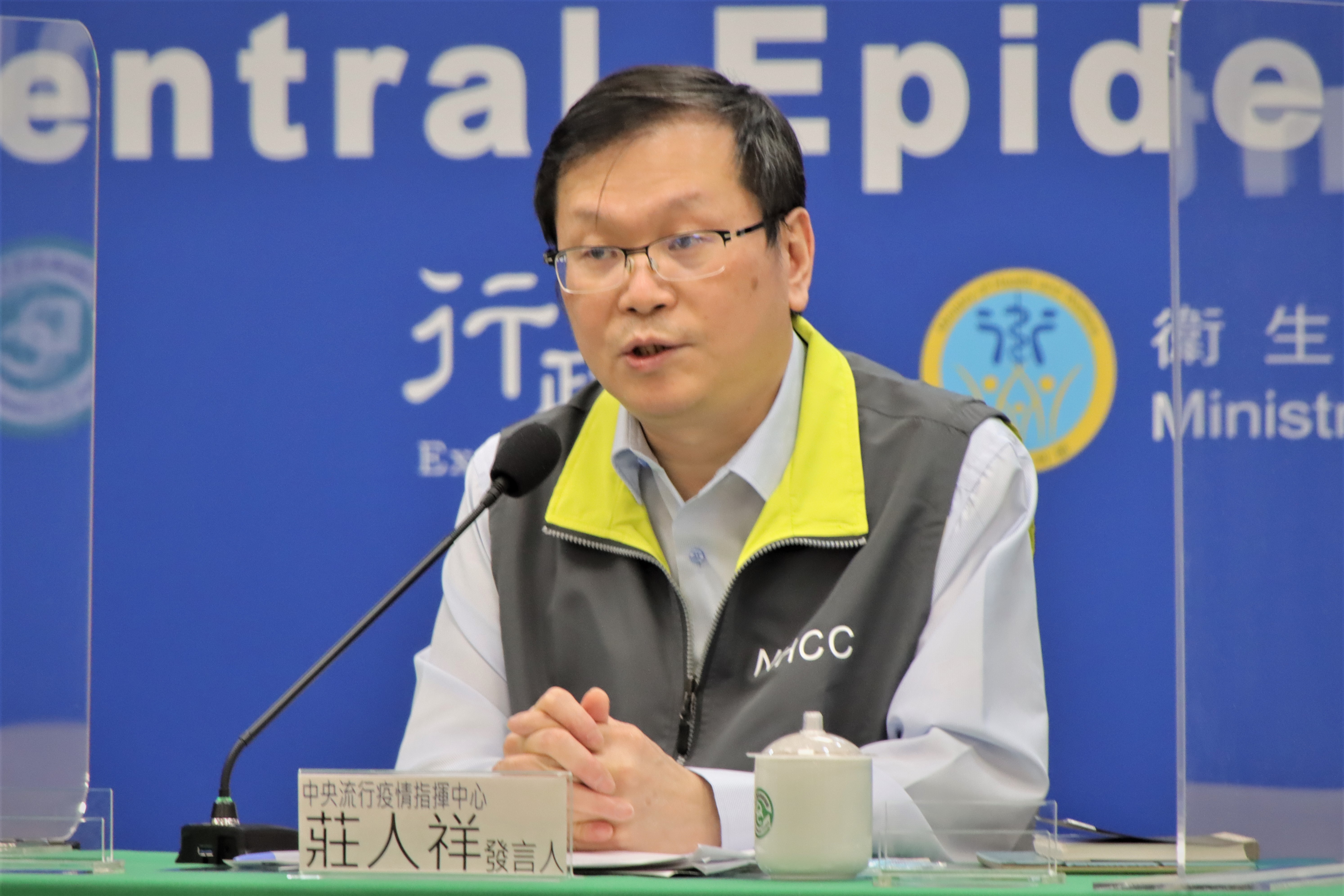 莊人祥提醒3類人不適合接種AZ疫苗，而一類人則暫緩施打。（指揮中心提供）