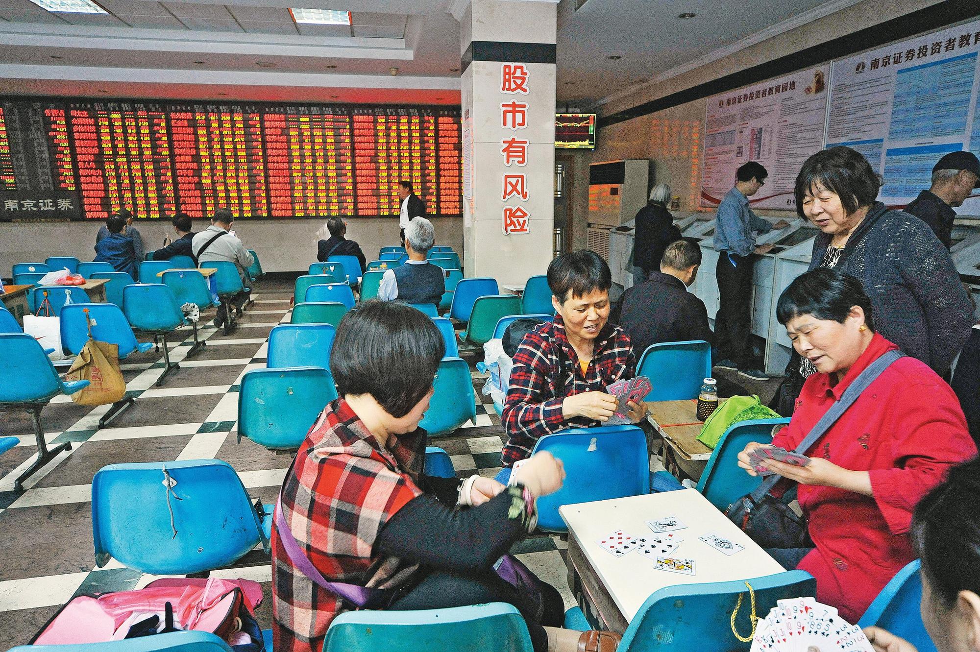 國內外投信看好的中國股市，於「兩會」期間突然暴跌，中國政府出手護盤、弭平虧損，更禁止網路搜尋「股市下跌」等關鍵字。（東方IC）