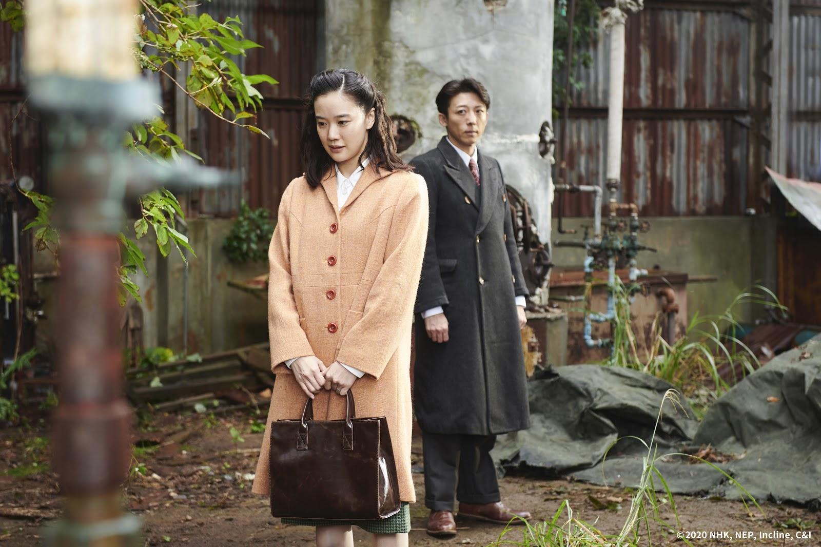 蒼井優(左)與高橋一生因《間諜之妻》再續前緣演夫妻,她得知老公的祕密後決定共赴生死。(可樂電影提供)