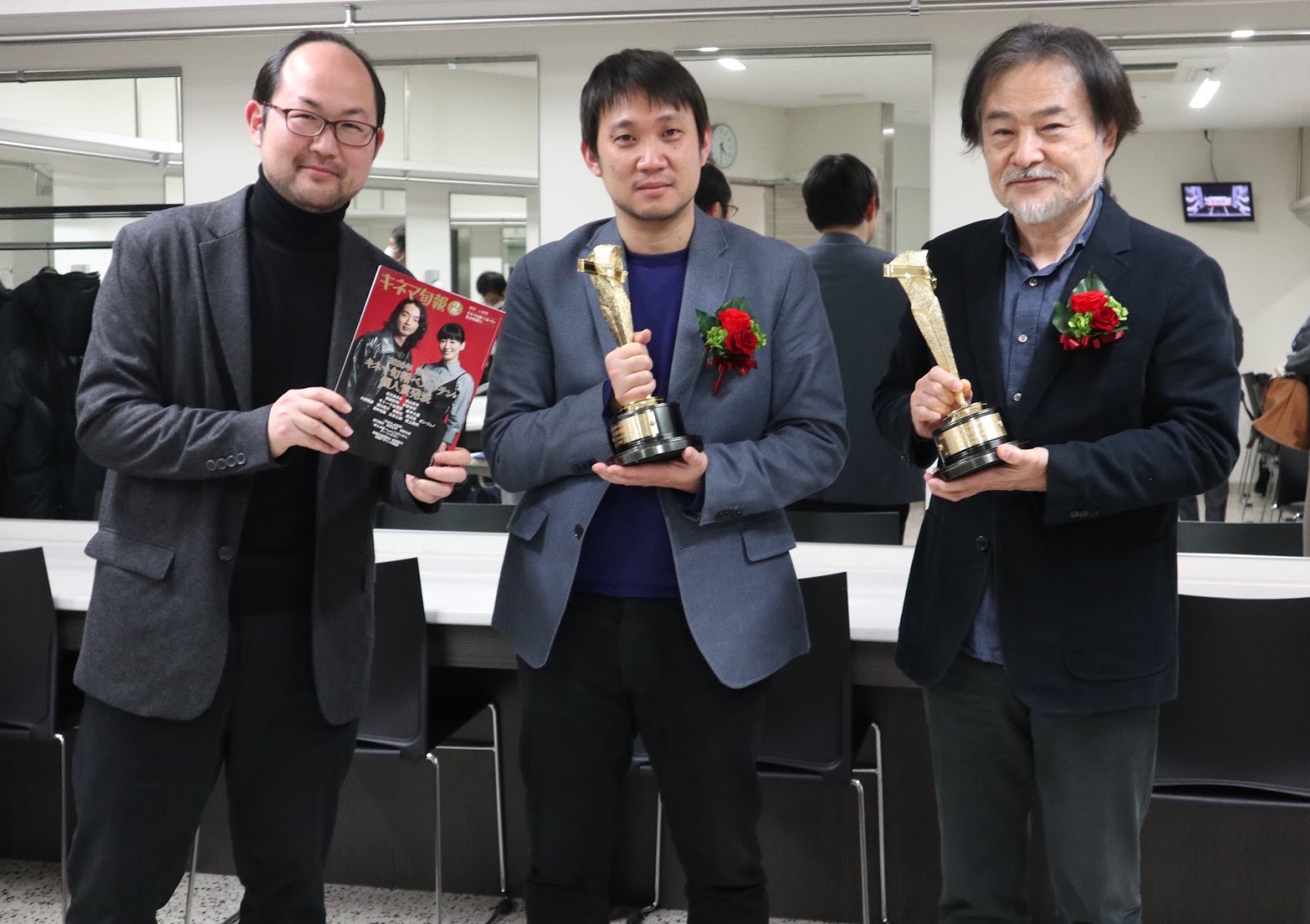 黑澤清(右起)首次與徒弟濱口龍介和野原位共同編劇《間諜之妻》,拿下日本旬報最佳劇本獎。(翻攝自《間諜之妻》官方推特)