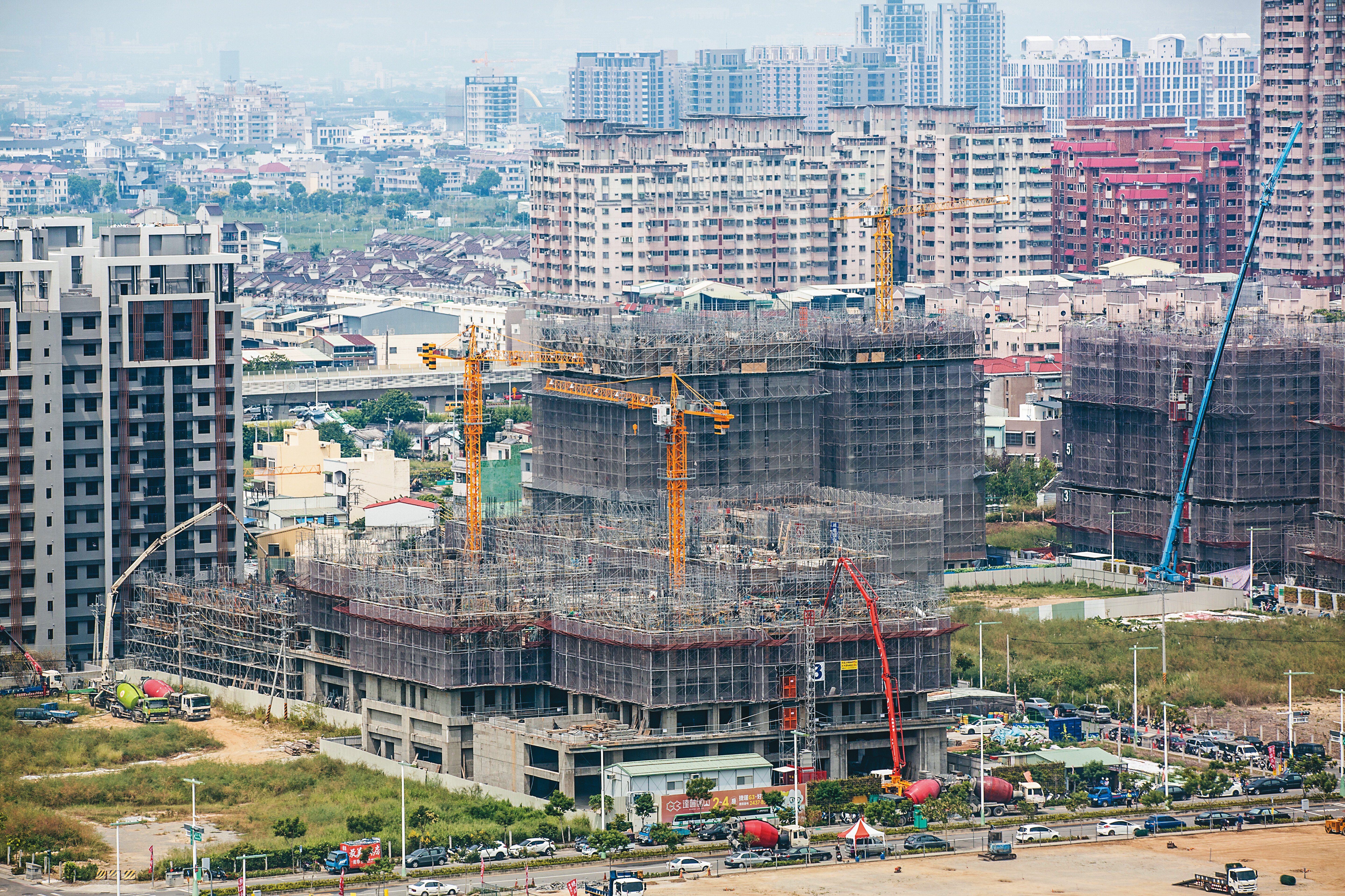 政府為何打房？理由簡單，房價竄升，有錢炒房者富者愈富，無錢買房者貧者更貧。