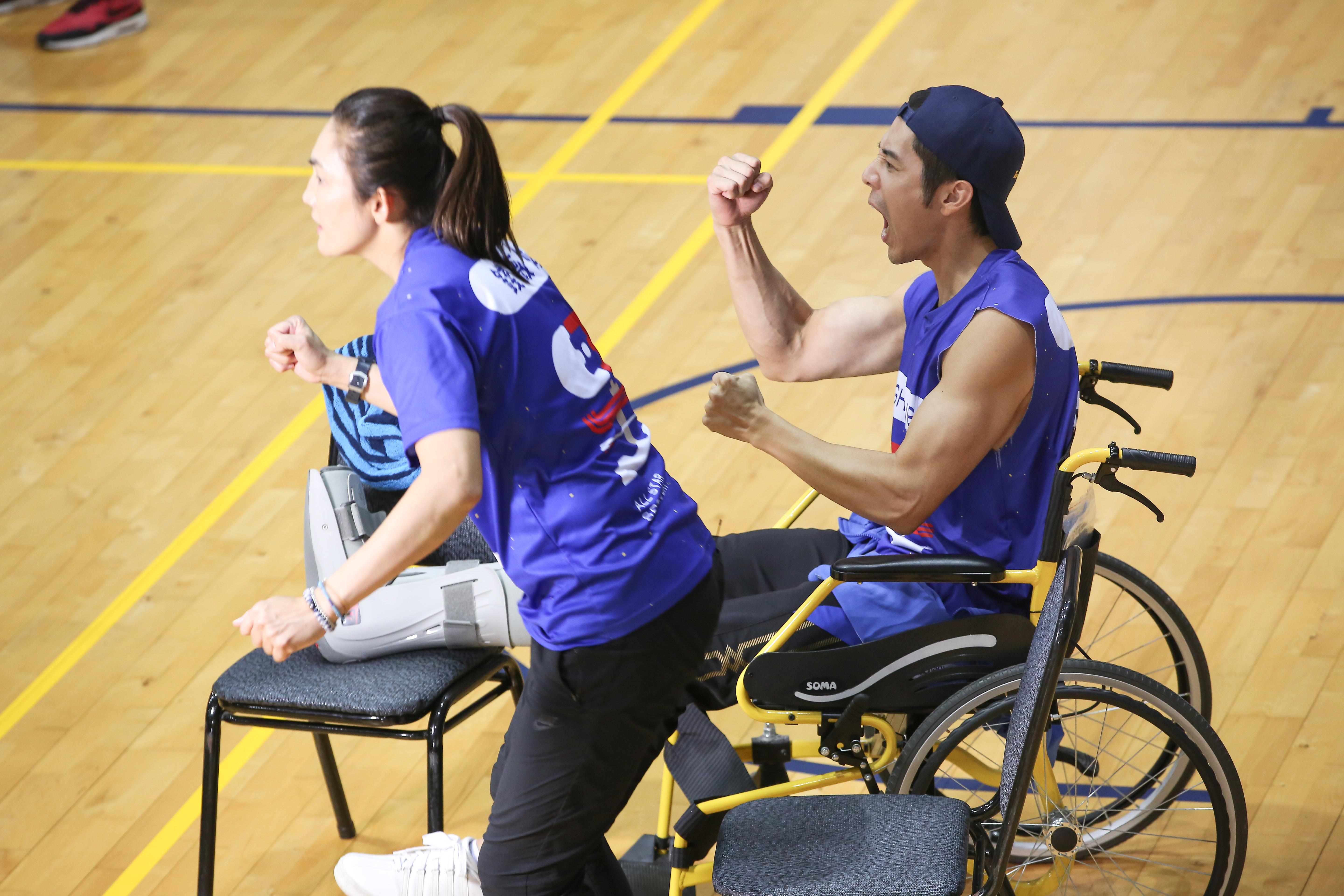 打著石膏的胡宇威，與領隊錢薇娟激動為隊友加油。