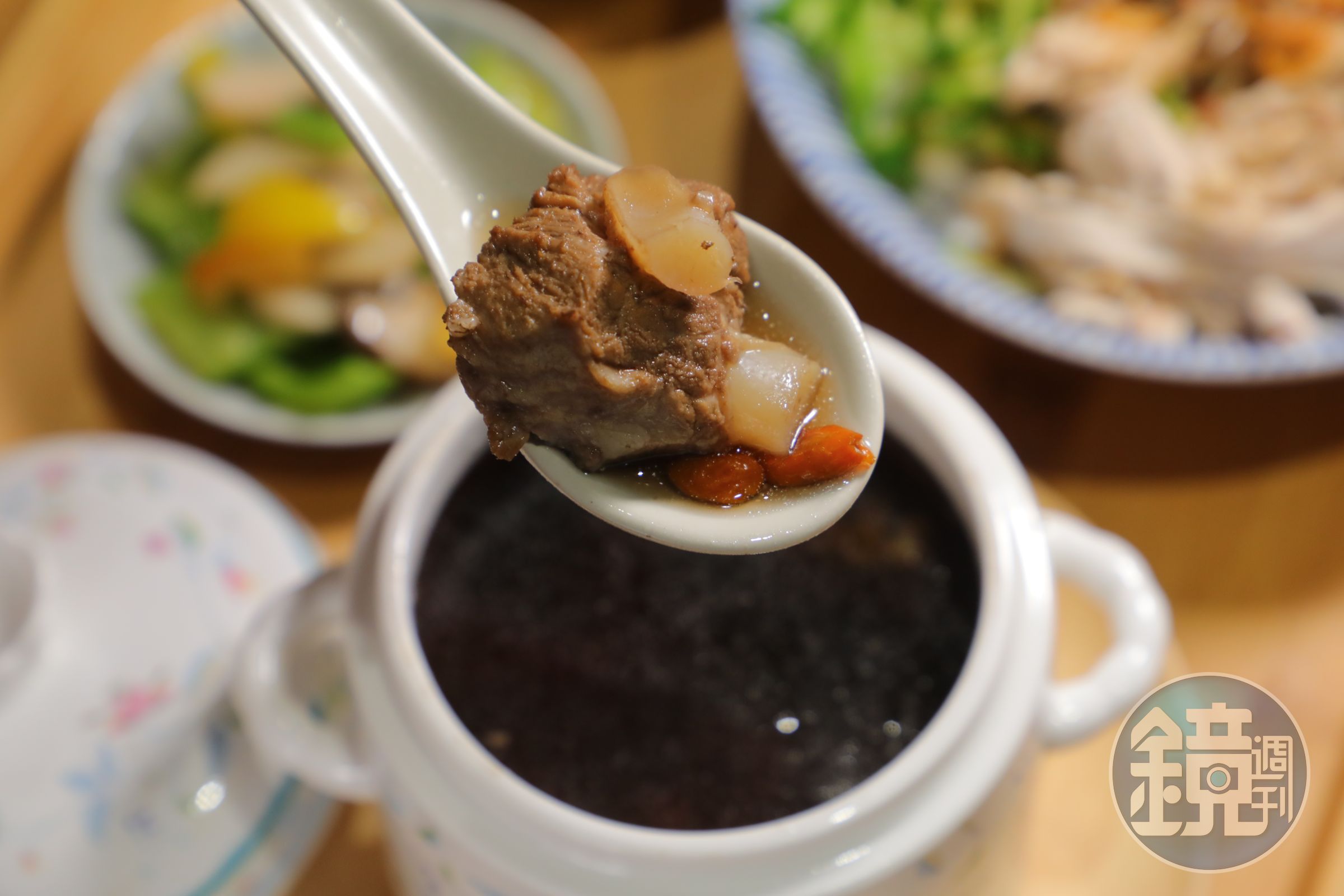 「盅正騼」的「黑白胡椒燉排骨」喝起來就像台版肉骨茶，充滿胡椒香氣與辣度。（150元／份）